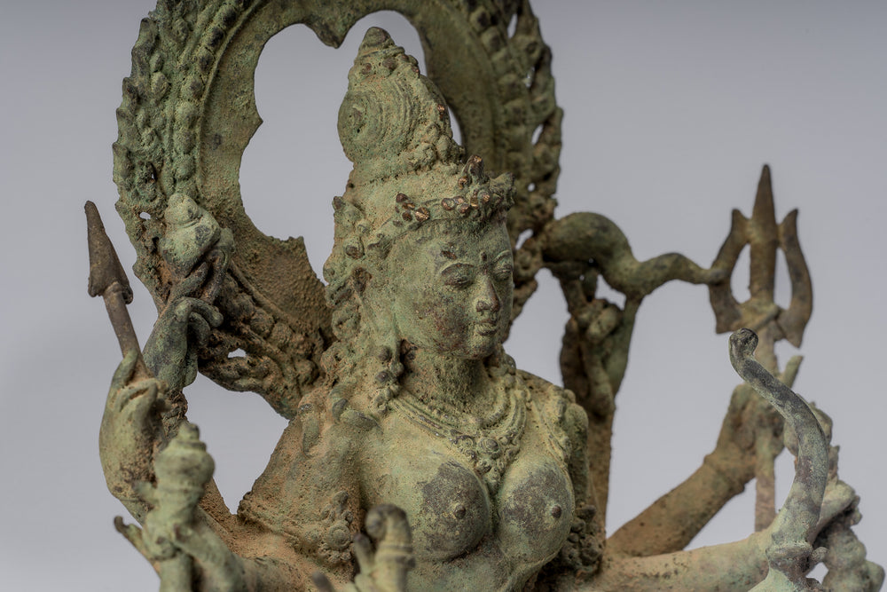 Durga - Statua di Durga Majapahit Mahishasuramardini in stile giavanese antico - 27 cm/11"