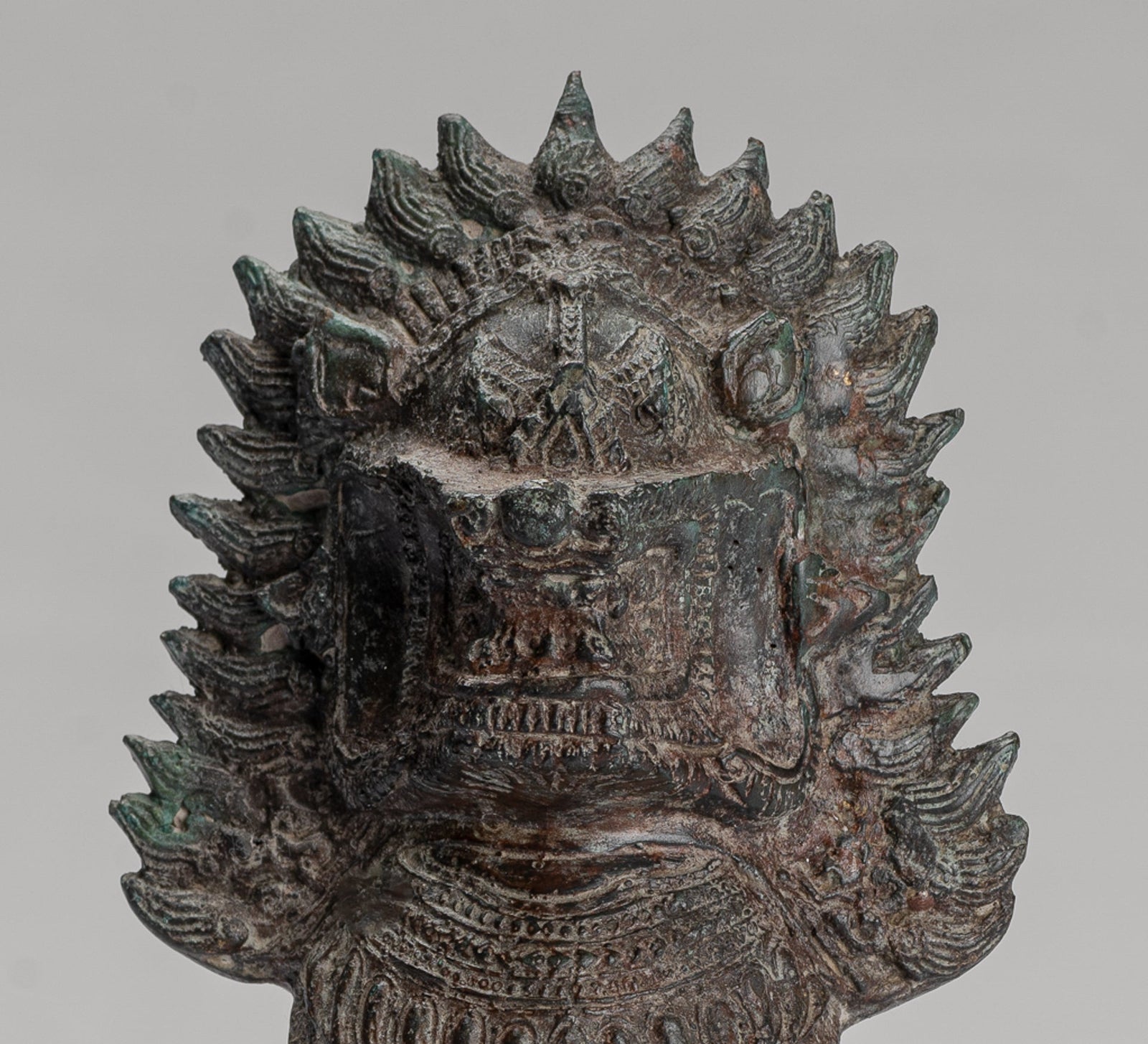 León del templo - León o guardián del templo Singha de pie de bronce antiguo de estilo tailandés - 19 cm/8"