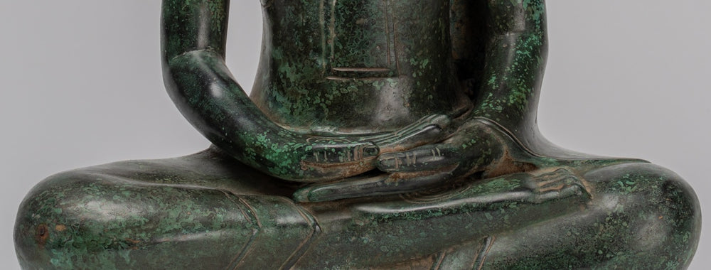 Buddha-Statue – Sitzende Meditations-Buddha-Statue aus Bronze im antiken Khmer-Stil – 49 cm.