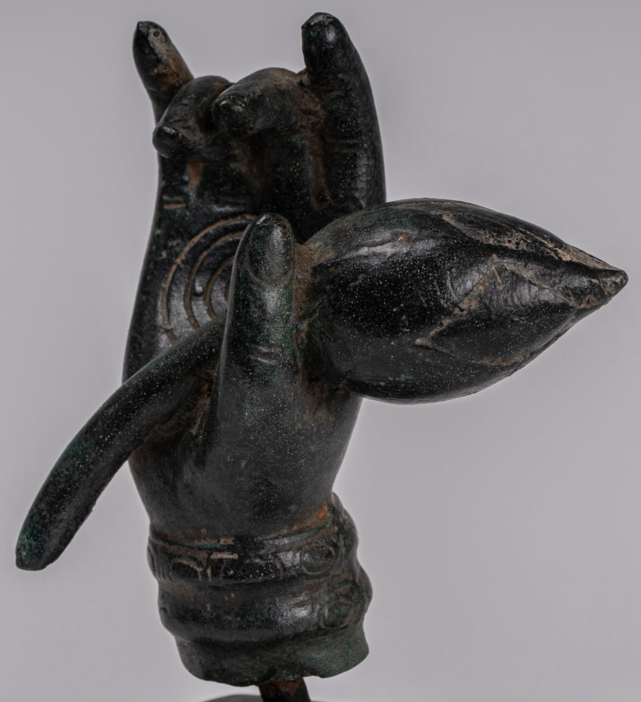 Main en bronze antique de style khmer et bouton de lotus montés - 18 cm/7"