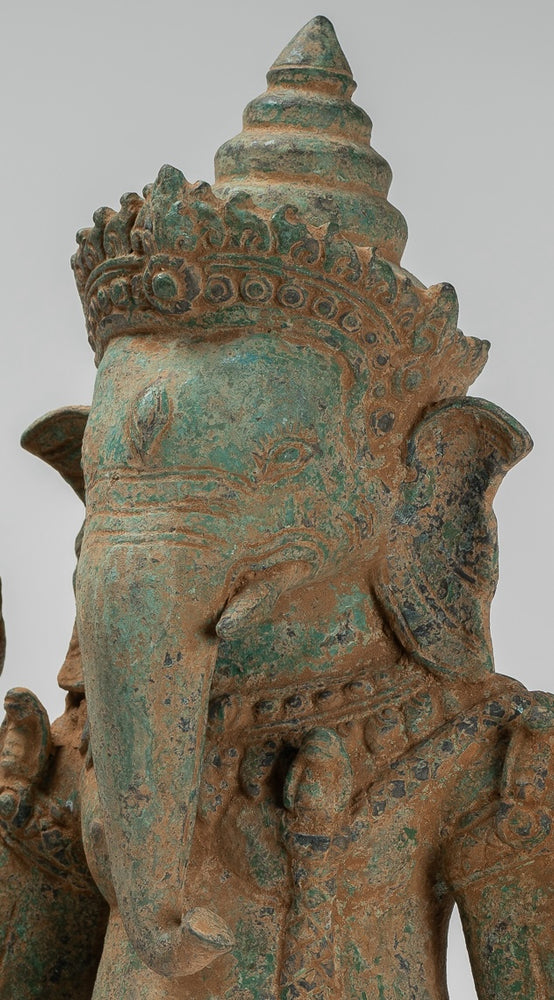 Statua di Ganesh - Statua di Ganesha in verderame con montatura in bronzo in stile Khmer antico - 39 cm/16"