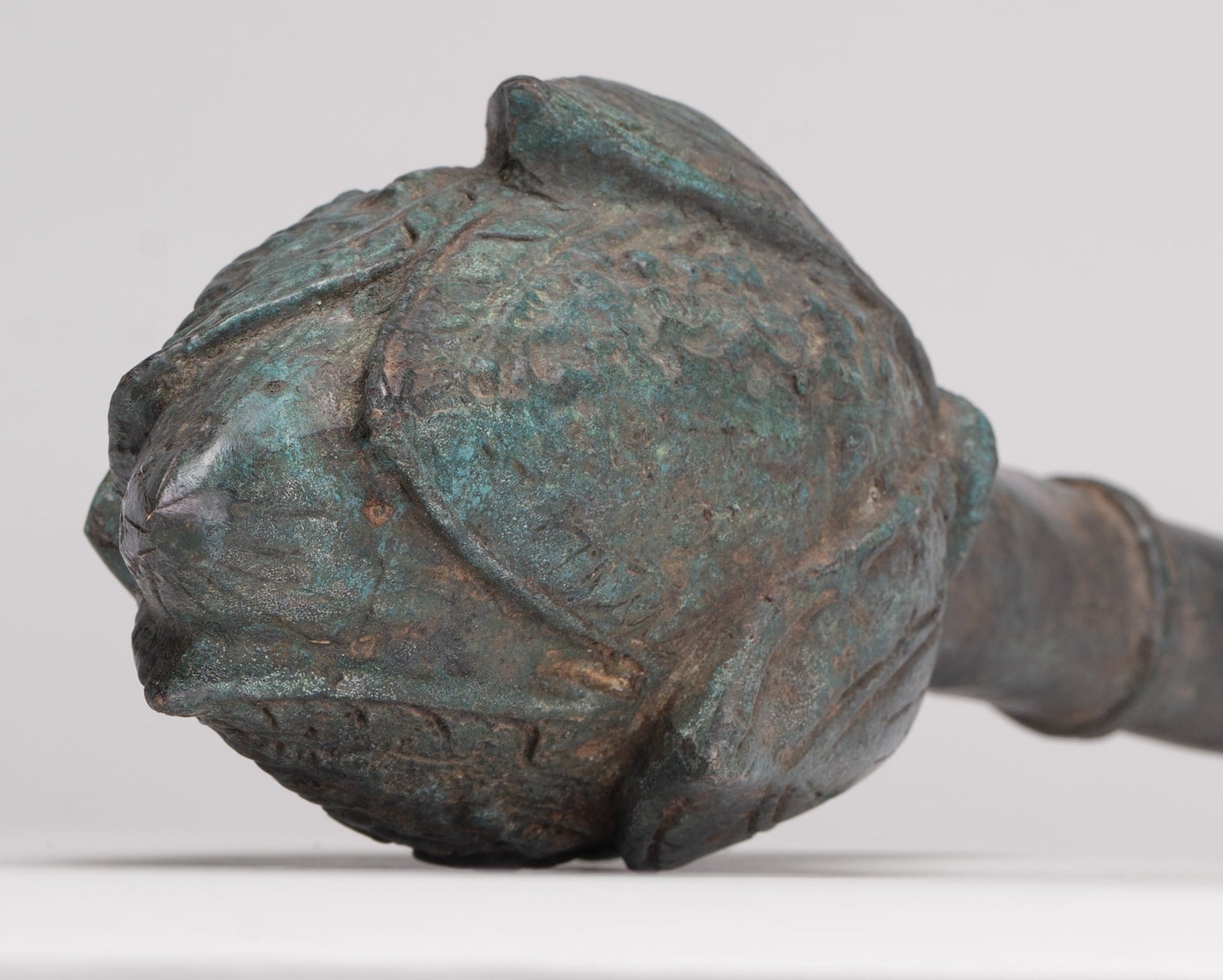 Bouton de lotus en bronze de style thaïlandais antique sur pied - 37 cm/15"