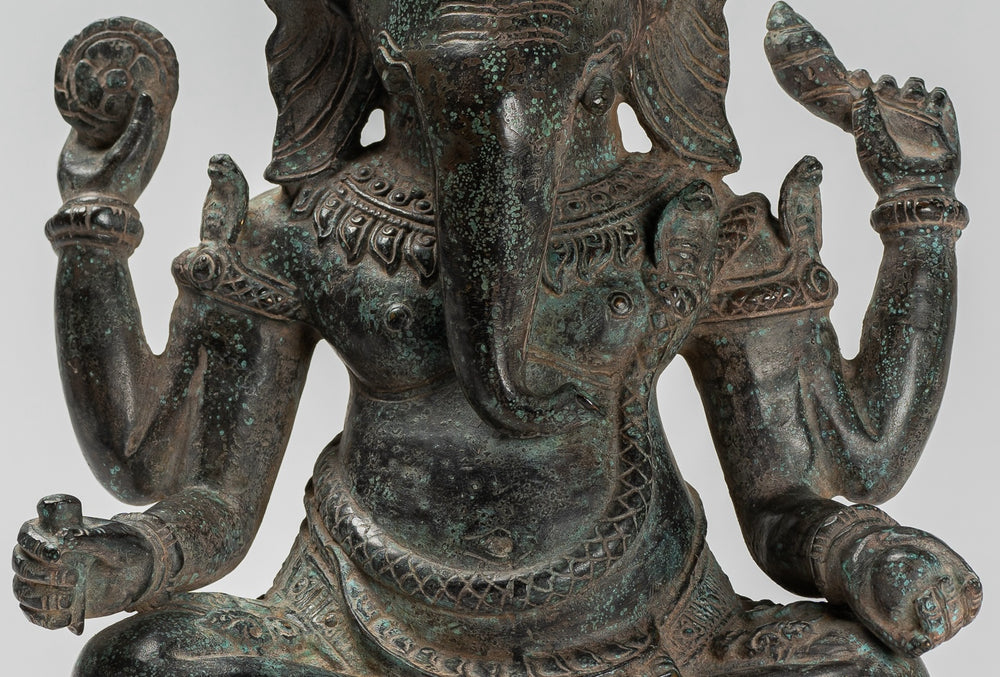 Statua di Ganesha - Statua di Ganesh a quattro braccia seduto in bronzo Baphuon in stile Khmer antico - 33 cm/13"
