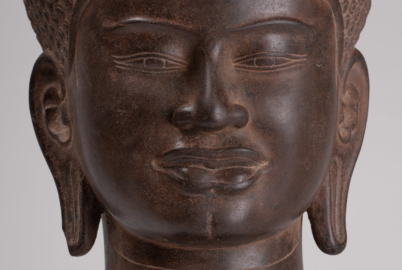 Statua di Buddha - Testa di Buddha Khmer in pietra montata in stile antico pre-Angkor - Altezza 55 cm/22".