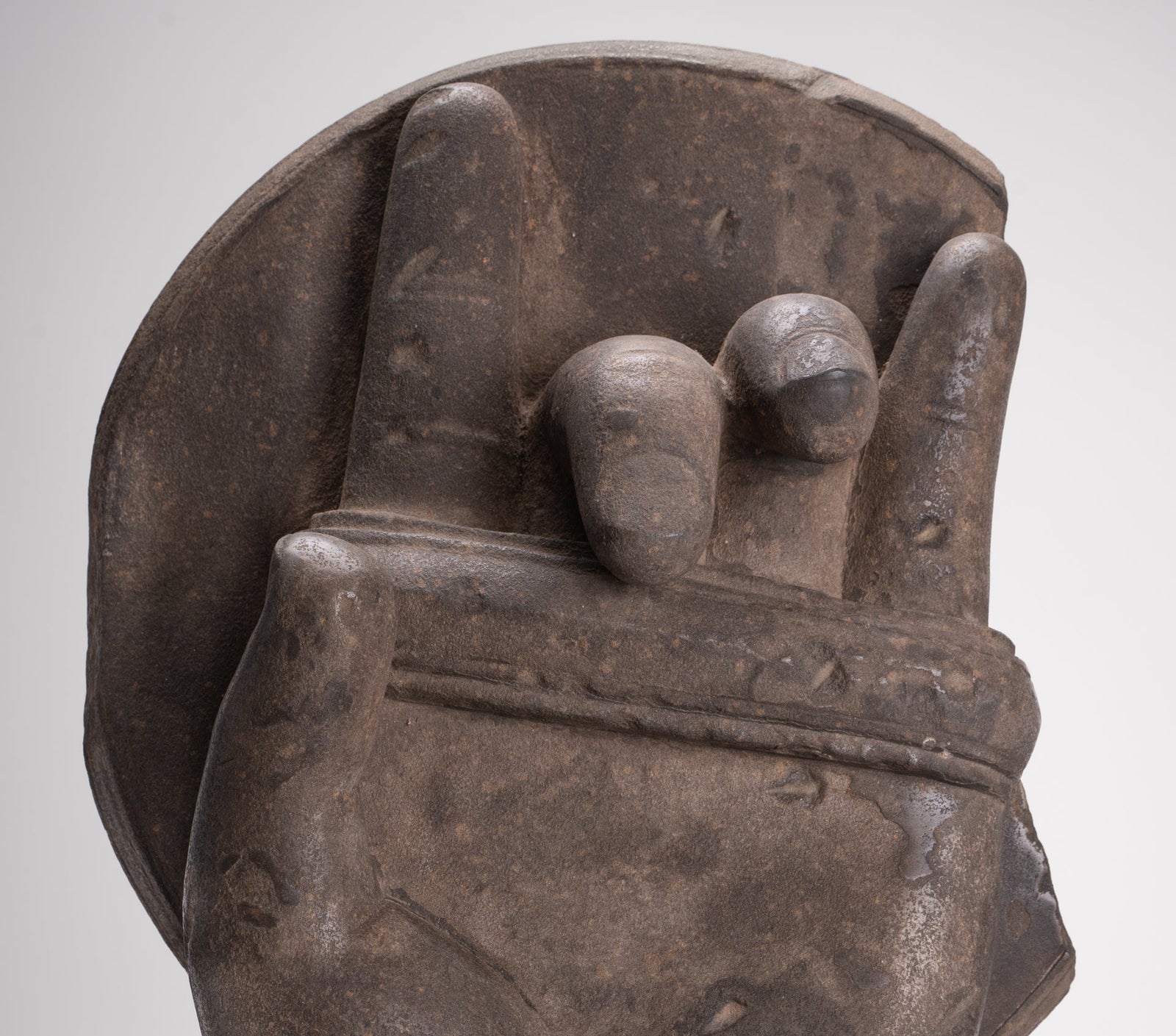 Statue de Jayavarman - Statue de bouclier de garde du corps Jayavarman montée sur Bayon en pierre de style khmer antique - 69 cm/28"