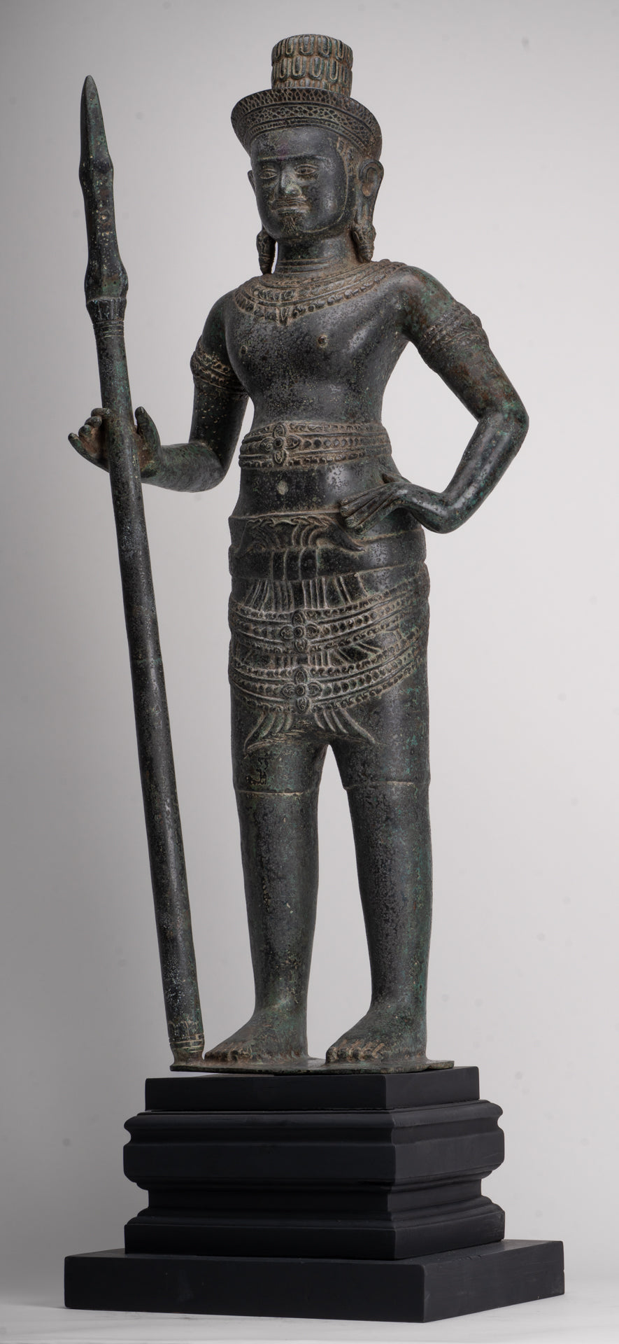 Shiva antique de style khmer en bronze debout de style Angkor Wat avec lance - 91 cm/36"