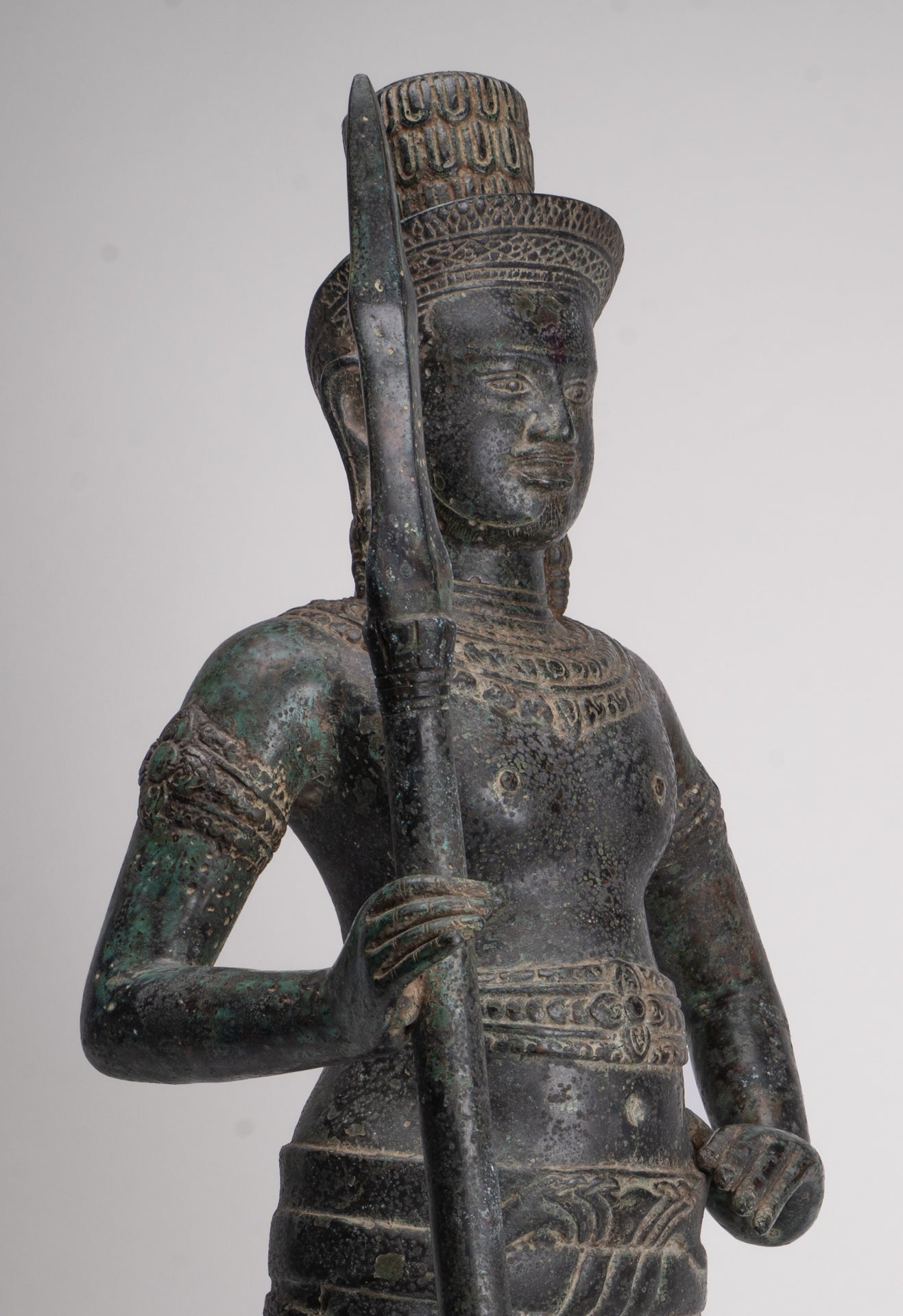 Shiva antique de style khmer en bronze debout de style Angkor Wat avec lance - 91 cm/36"