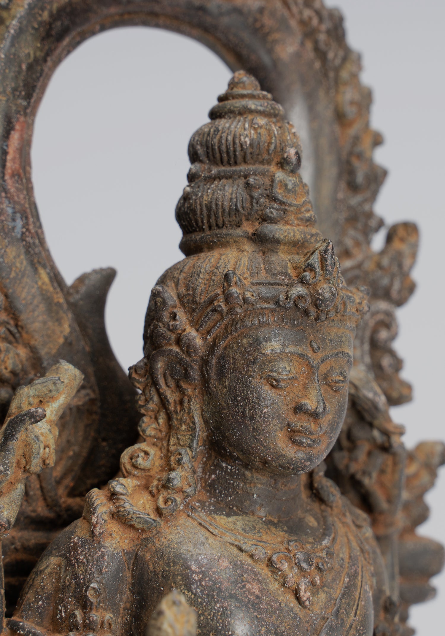 Statua Lokeshvara - Antique in stile indonesiano Bronzo giavanese in piedi statua Lokeshvara a 4 bracci - 26 cm/10 "