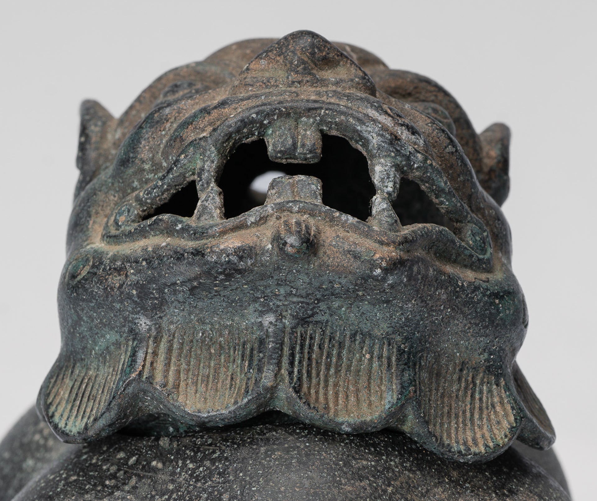 Antikes zweiteiliges Drachen-Räuchergefäß oder Räuchergefäß und Räucherstäbchenhalter aus Bronze im chinesischen Stil – 12 cm hoch