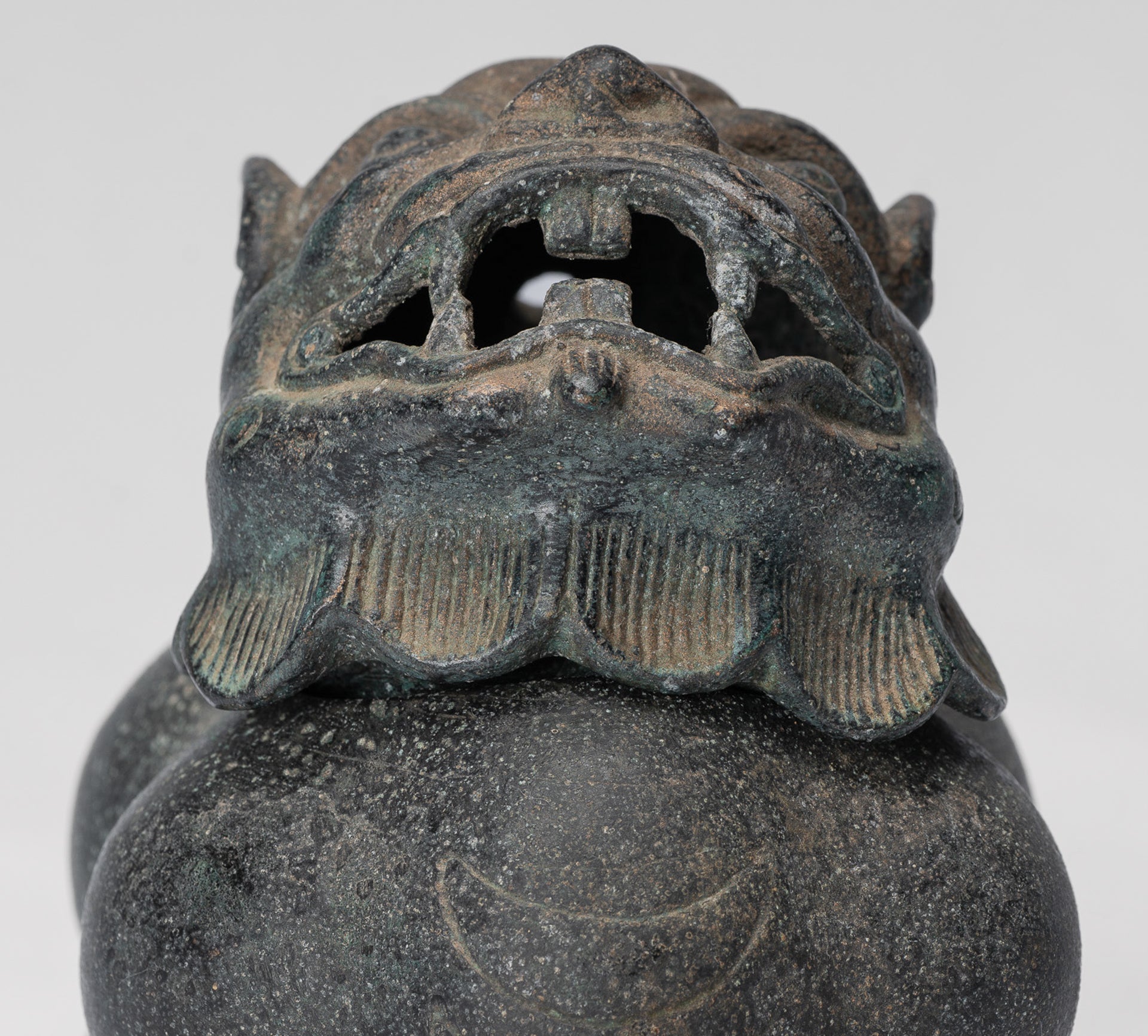 Antikes zweiteiliges Drachen-Räuchergefäß oder Räuchergefäß und Räucherstäbchenhalter aus Bronze im chinesischen Stil – 12 cm hoch