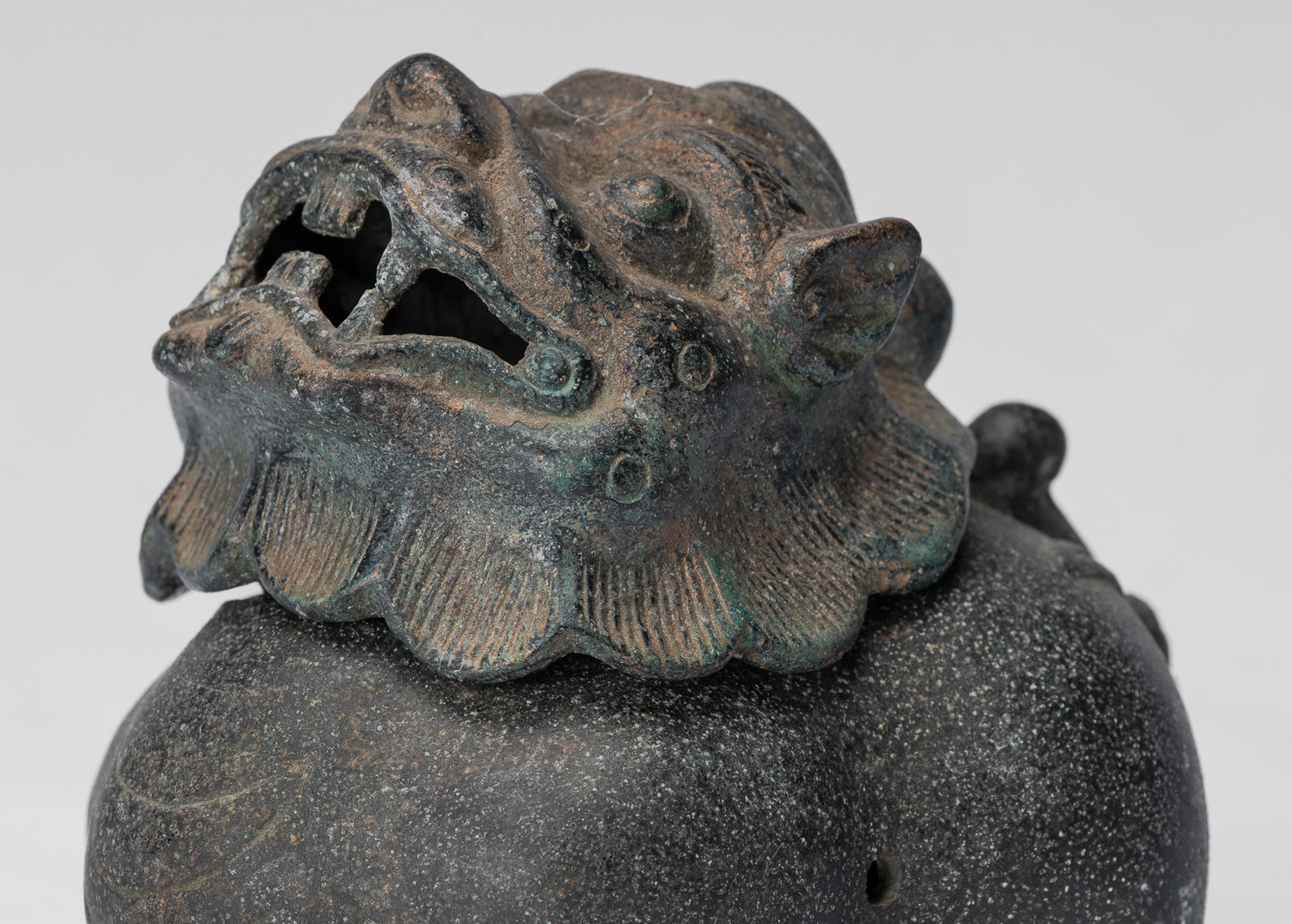 Antikes zweiteiliges Drachen-Räuchergefäß oder Räuchergefäß und Räucherstäbchenhalter aus Bronze im chinesischen Stil – 12 cm hoch