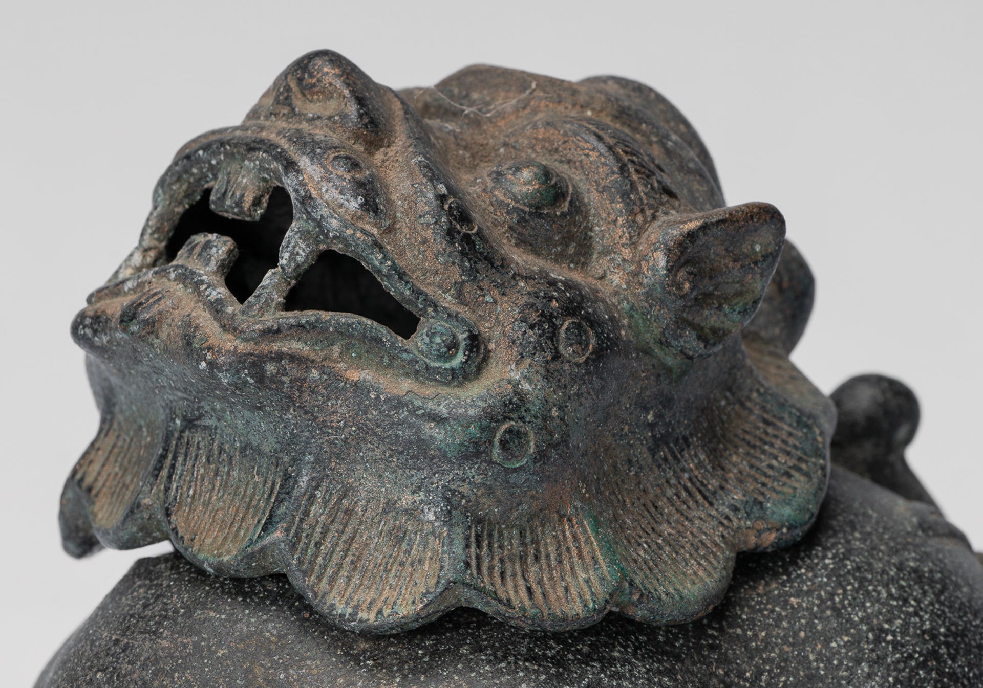 Antikes zweiteiliges Drachen-Räuchergefäß oder Räuchergefäß und Räucherstäbchenhalter aus Bronze im chinesischen Stil – 12 cm hoch