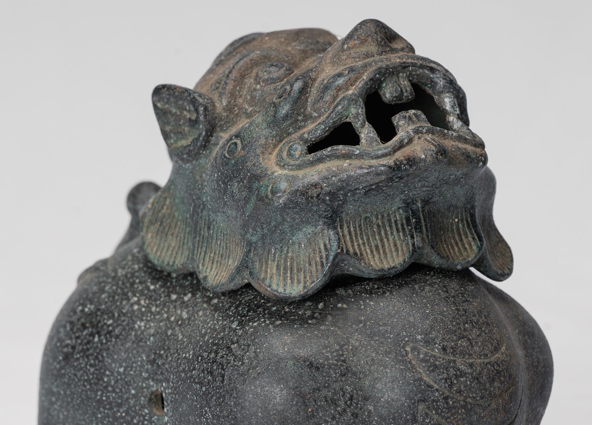 Antikes zweiteiliges Drachen-Räuchergefäß oder Räuchergefäß und Räucherstäbchenhalter aus Bronze im chinesischen Stil – 12 cm hoch