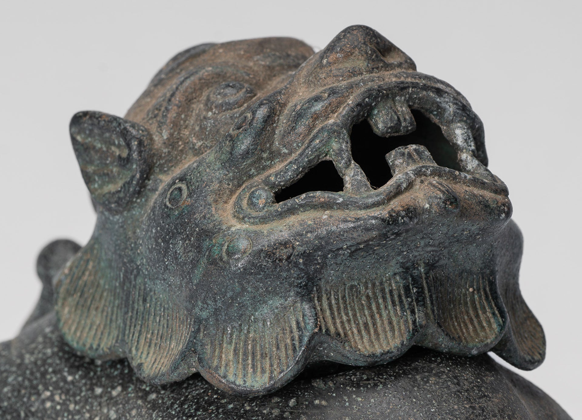 Antikes zweiteiliges Drachen-Räuchergefäß oder Räuchergefäß und Räucherstäbchenhalter aus Bronze im chinesischen Stil – 12 cm hoch