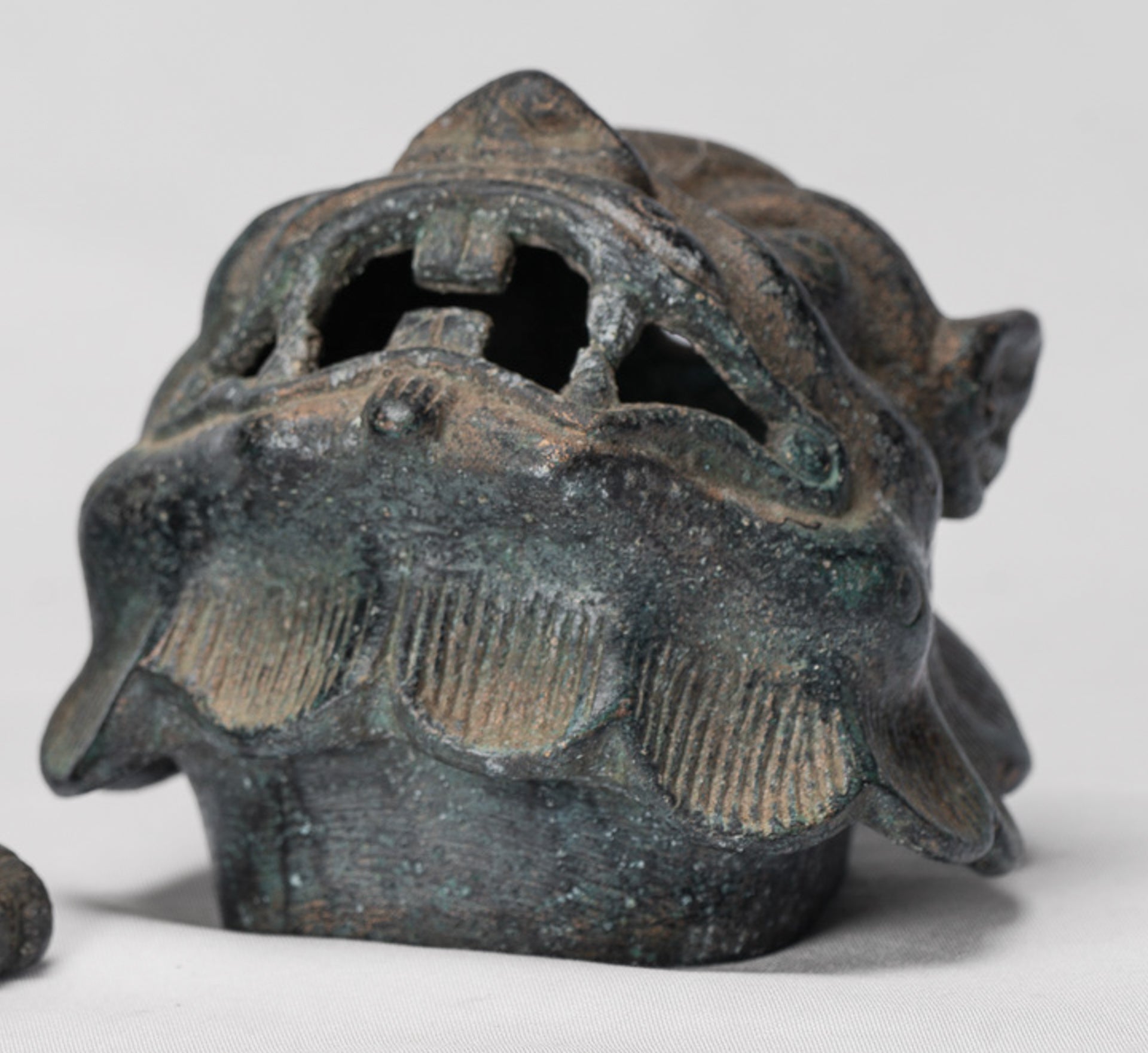 Antikes zweiteiliges Drachen-Räuchergefäß oder Räuchergefäß und Räucherstäbchenhalter aus Bronze im chinesischen Stil – 12 cm hoch