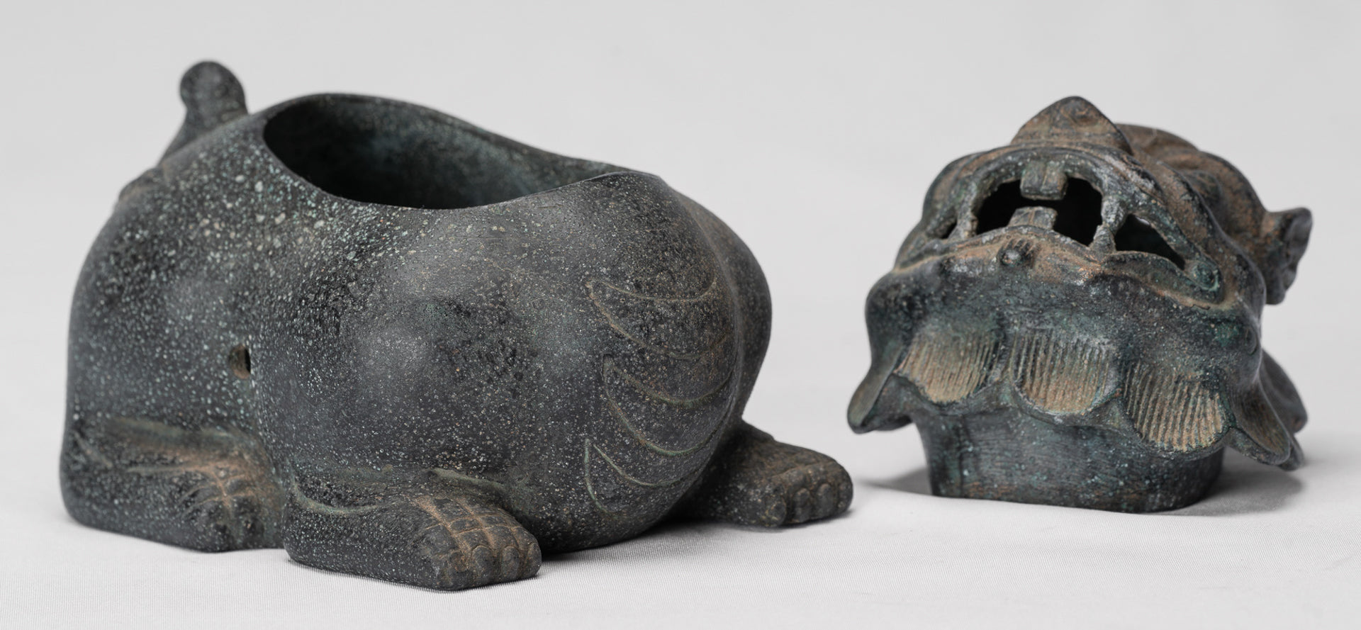 Antikes zweiteiliges Drachen-Räuchergefäß oder Räuchergefäß und Räucherstäbchenhalter aus Bronze im chinesischen Stil – 12 cm hoch