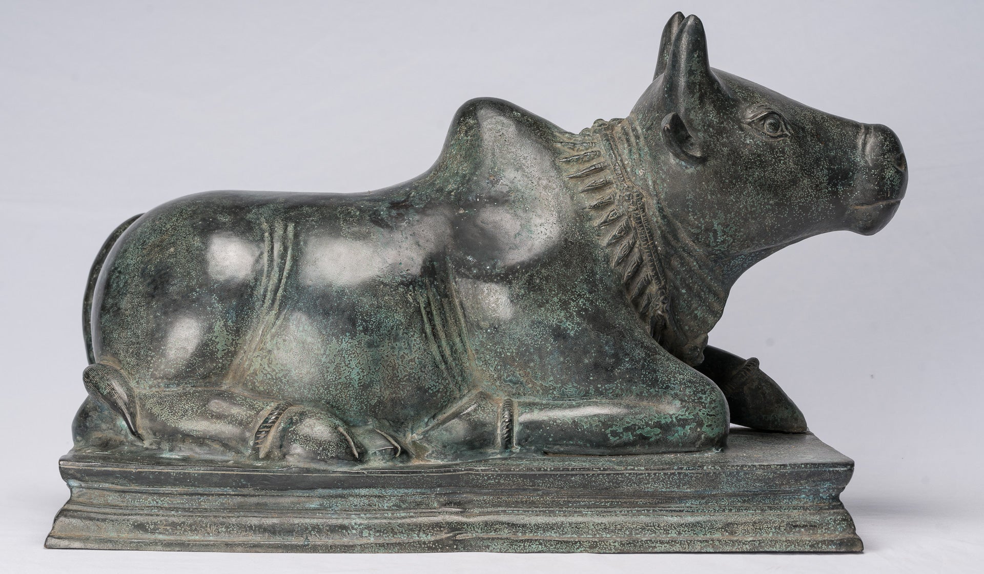 Statua Nandi in bronzo in stile Khmer antico - Monte di Shiva - 53 cm/21 "di lunghezza