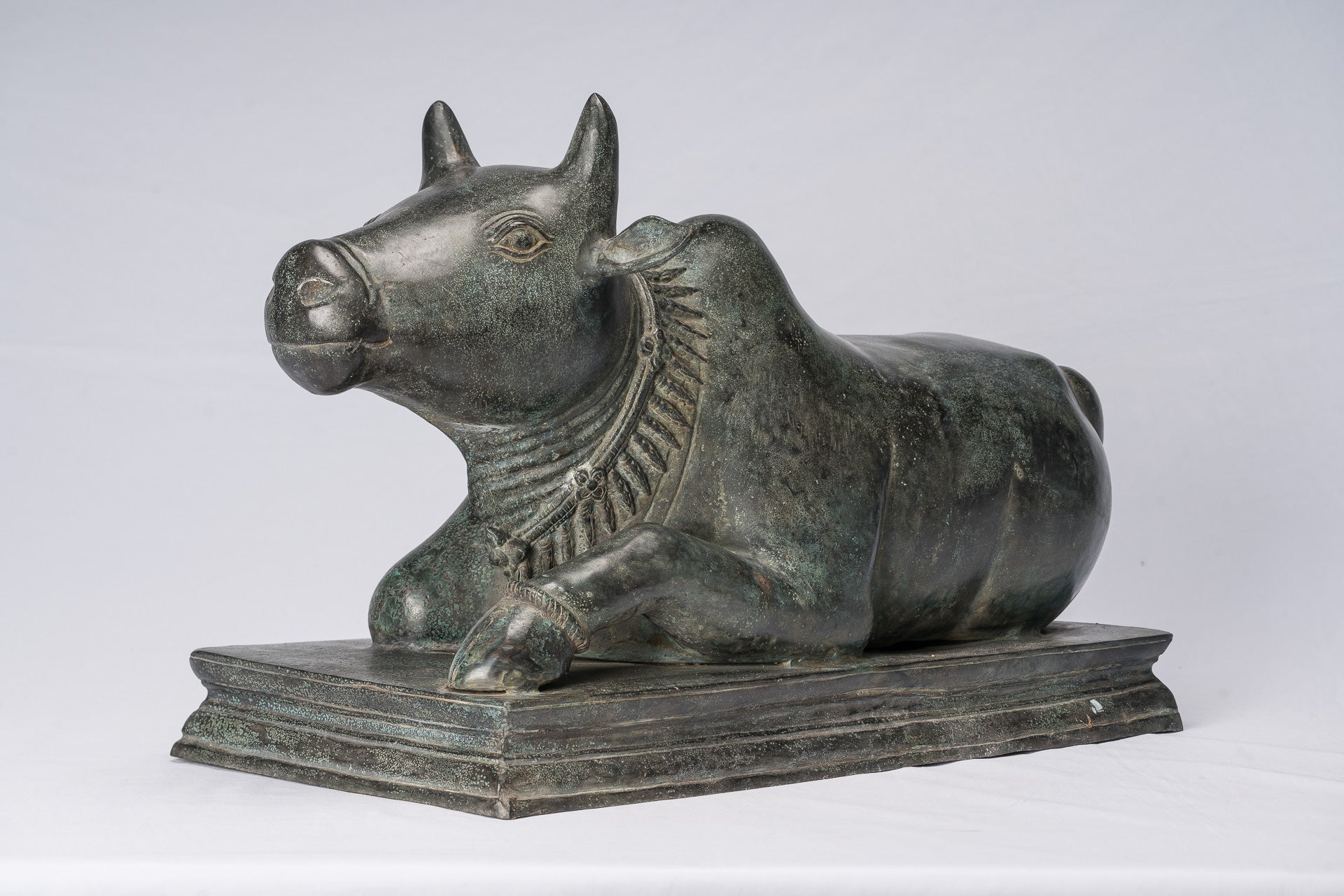Statua Nandi in bronzo in stile Khmer antico - Monte di Shiva - 53 cm/21 "di lunghezza