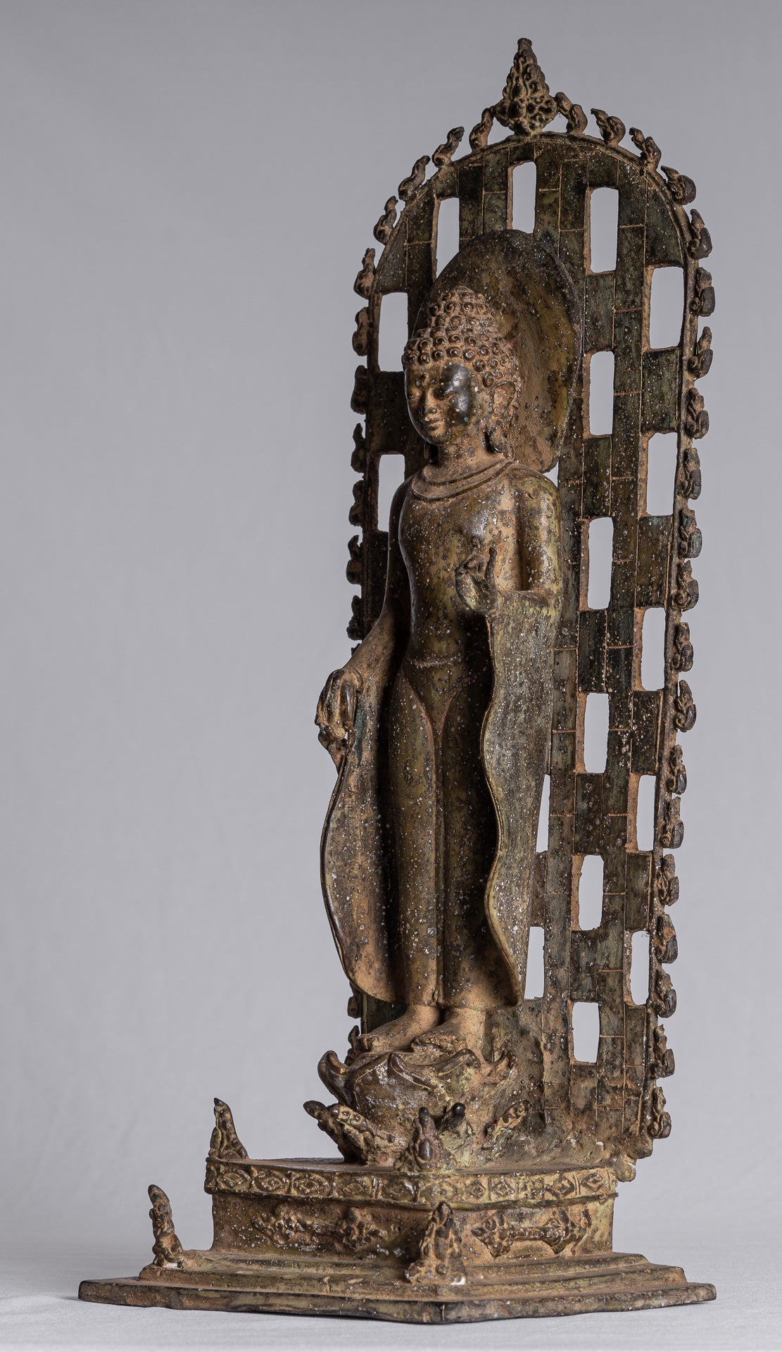 Buddha-Statue – Antike stehende Java-Buddha-Statue aus Bronze im indonesischen Stil – 39 cm/16 Zoll