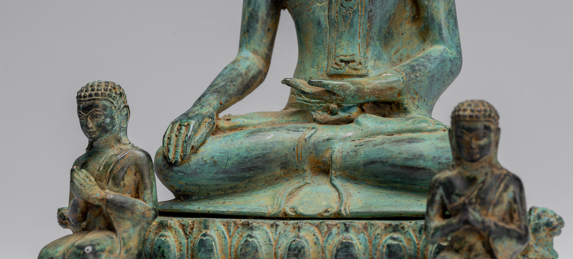 Statue de Bouddha – Bouddha des Lumières javanais assis en bronze antique de style indonésien avec disciples – 32 cm