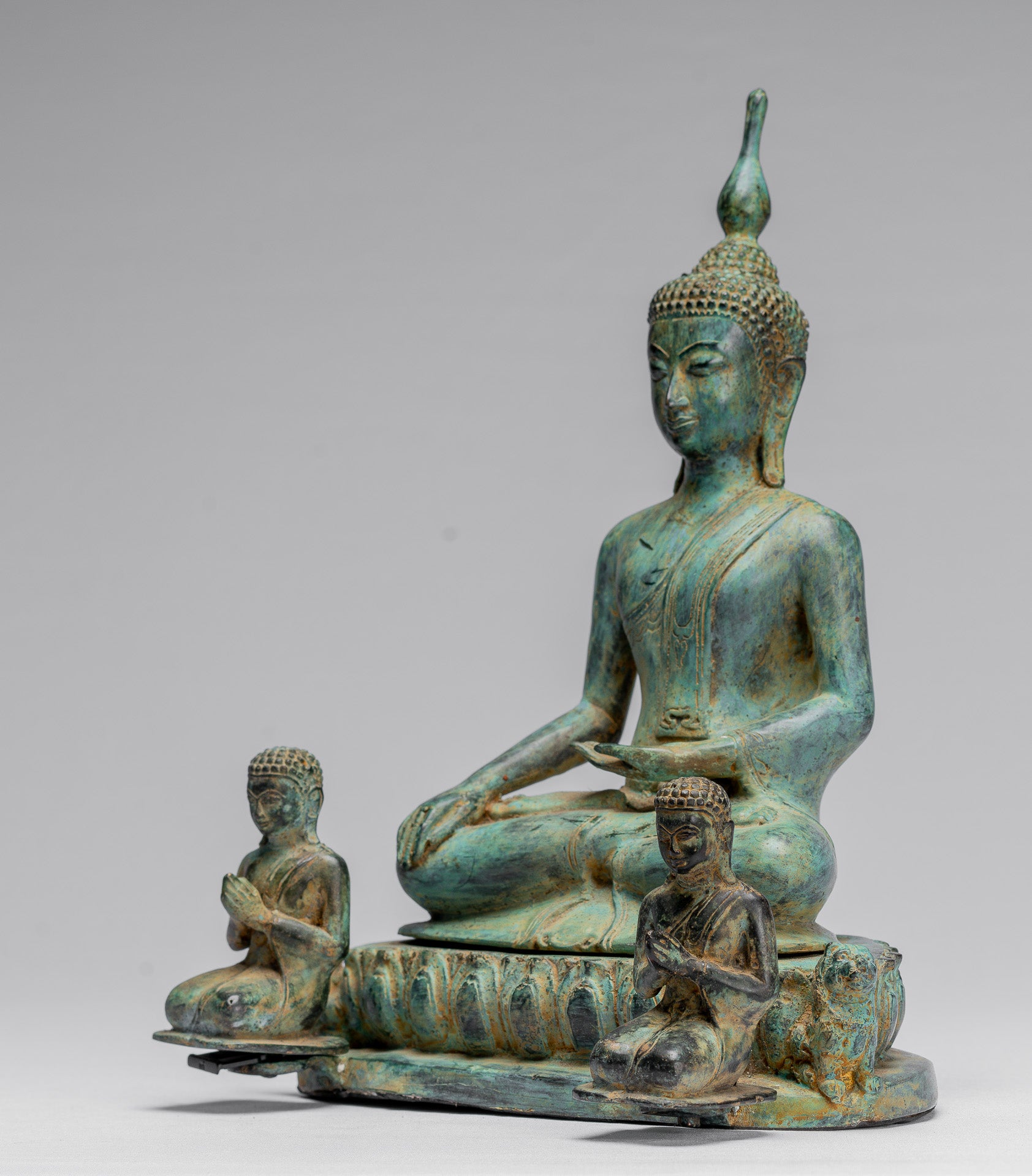 Statue de Bouddha – Bouddha des Lumières javanais assis en bronze antique de style indonésien avec disciples – 32 cm