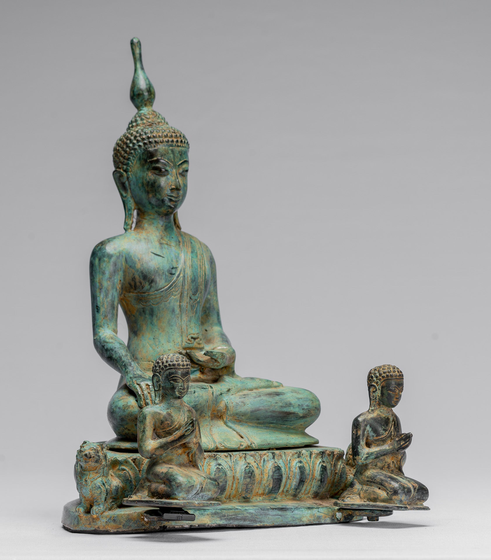 Statue de Bouddha – Bouddha des Lumières javanais assis en bronze antique de style indonésien avec disciples – 32 cm