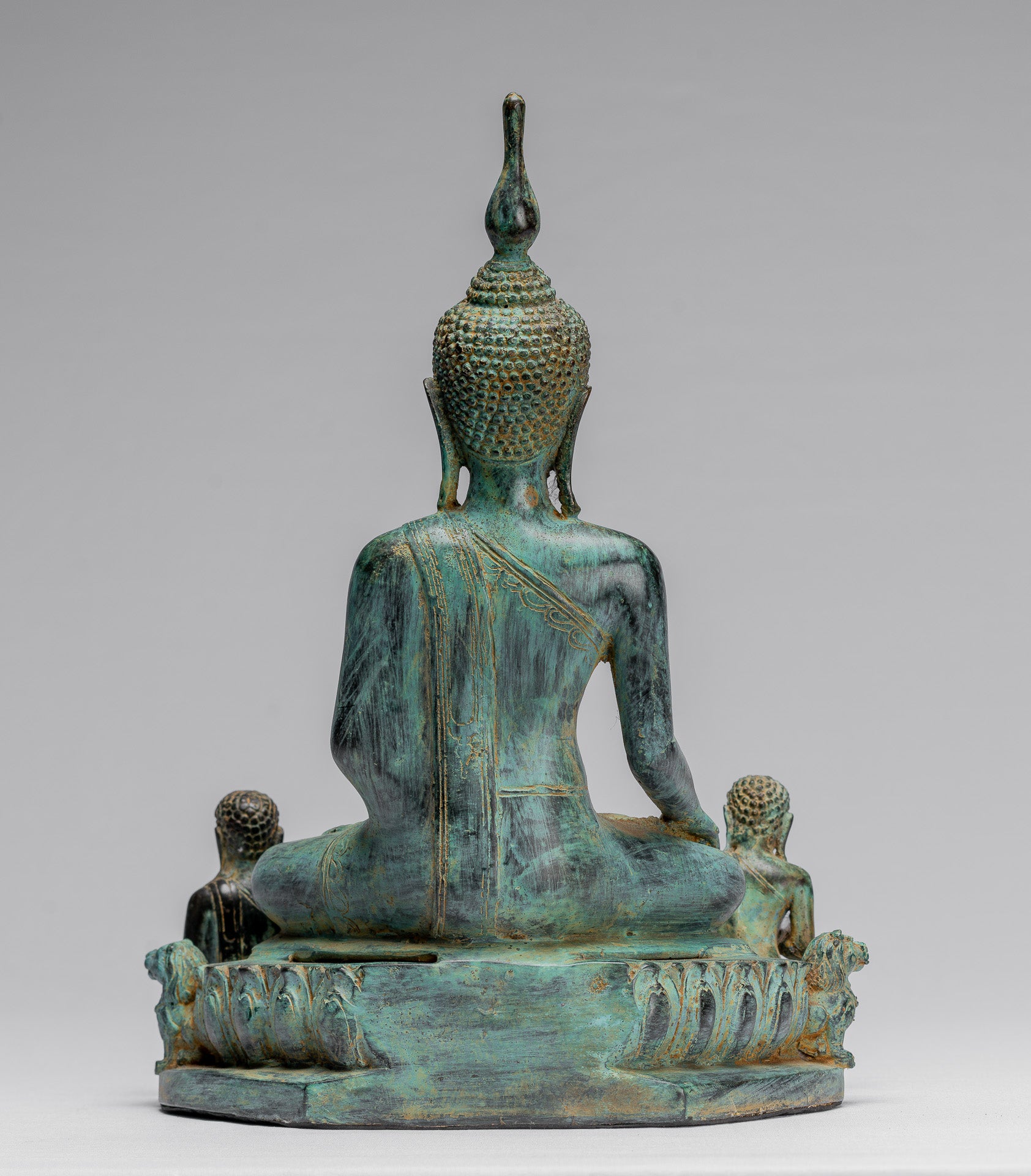 Statue de Bouddha – Bouddha des Lumières javanais assis en bronze antique de style indonésien avec disciples – 32 cm
