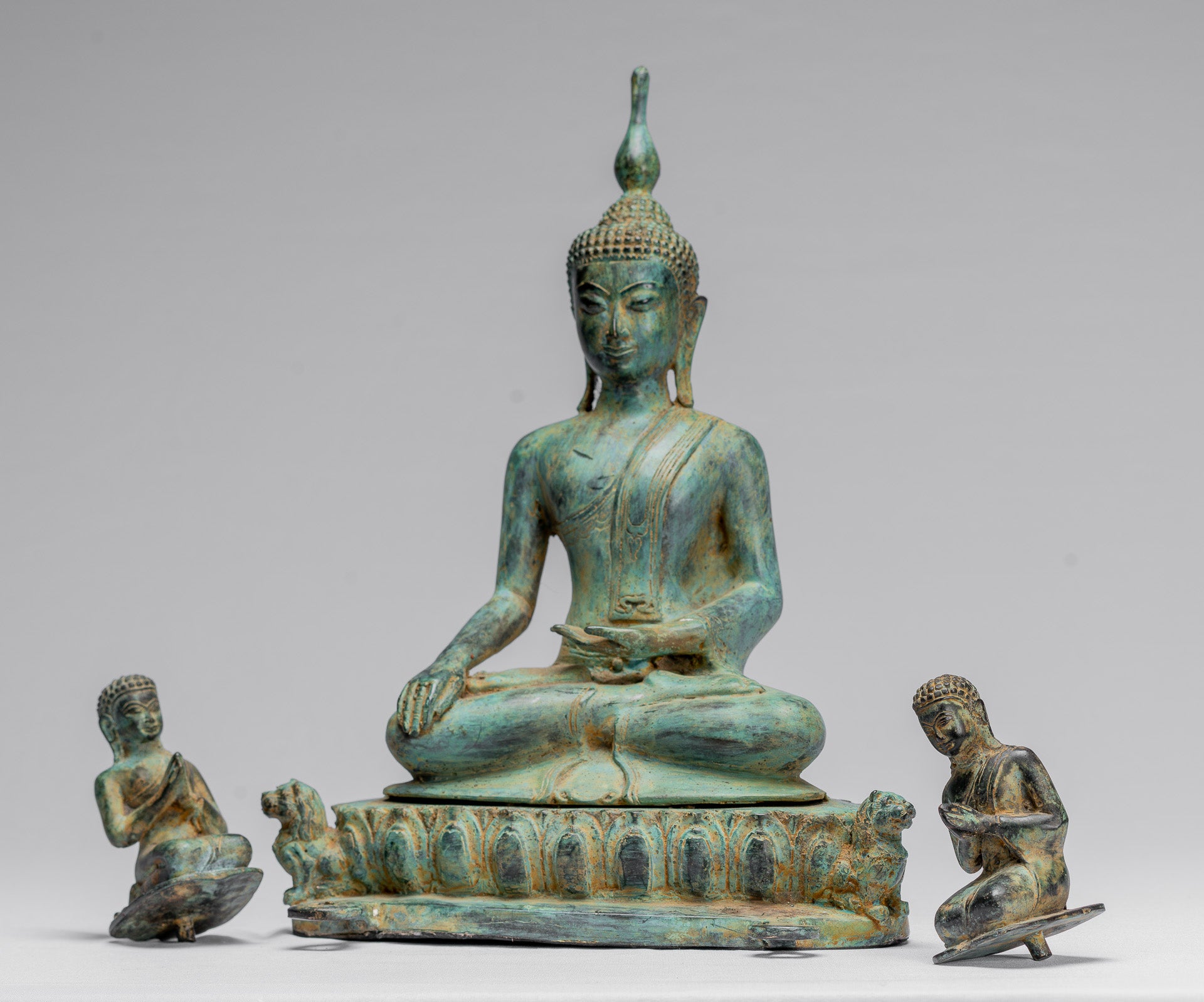 Statue de Bouddha – Bouddha des Lumières javanais assis en bronze antique de style indonésien avec disciples – 32 cm