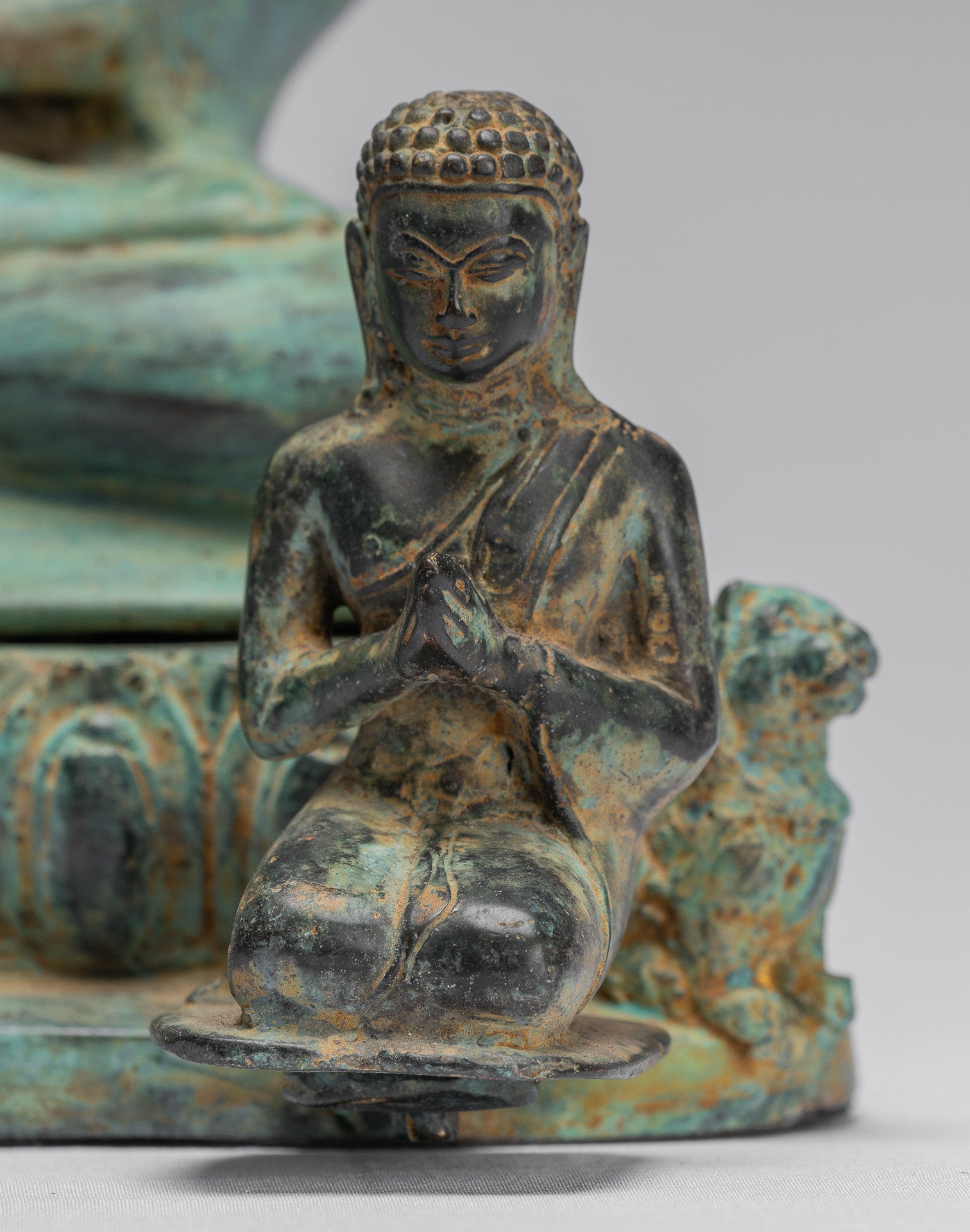 Statue de Bouddha – Bouddha des Lumières javanais assis en bronze antique de style indonésien avec disciples – 32 cm