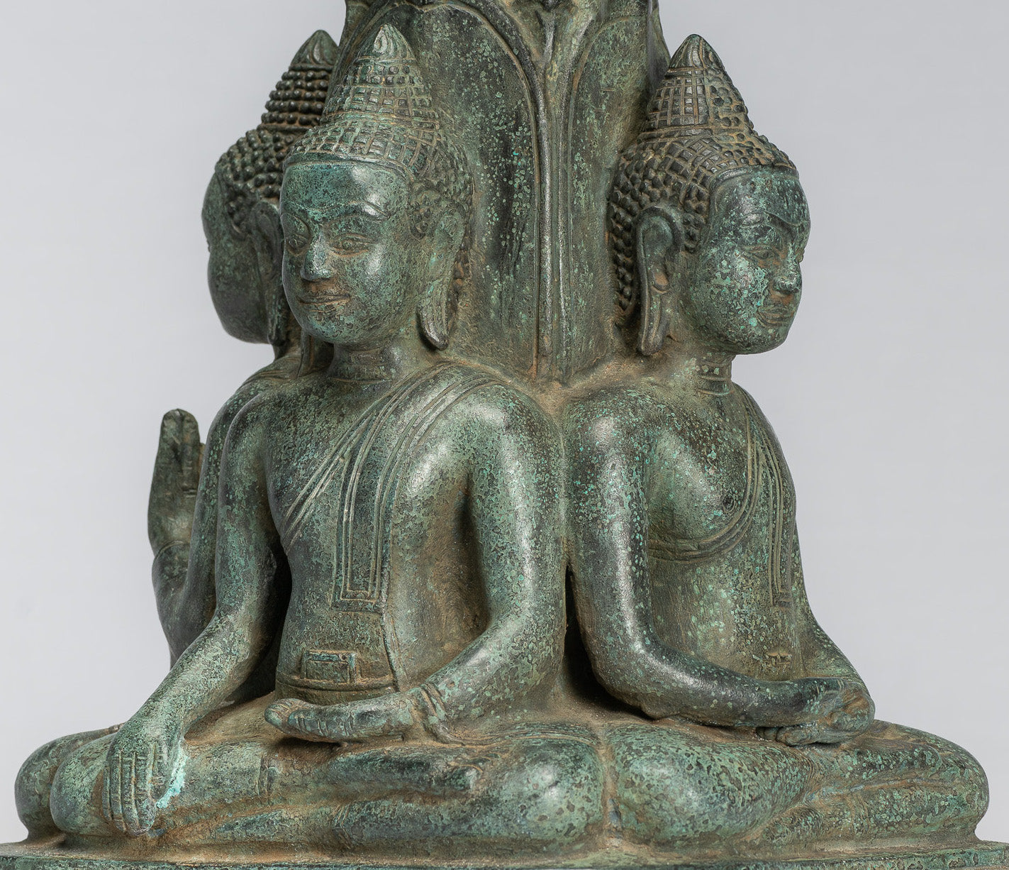 Statue antique de Bouddha à quatre voies en bronze de style khmer d'Asie du Sud-Est - 28 cm/11"