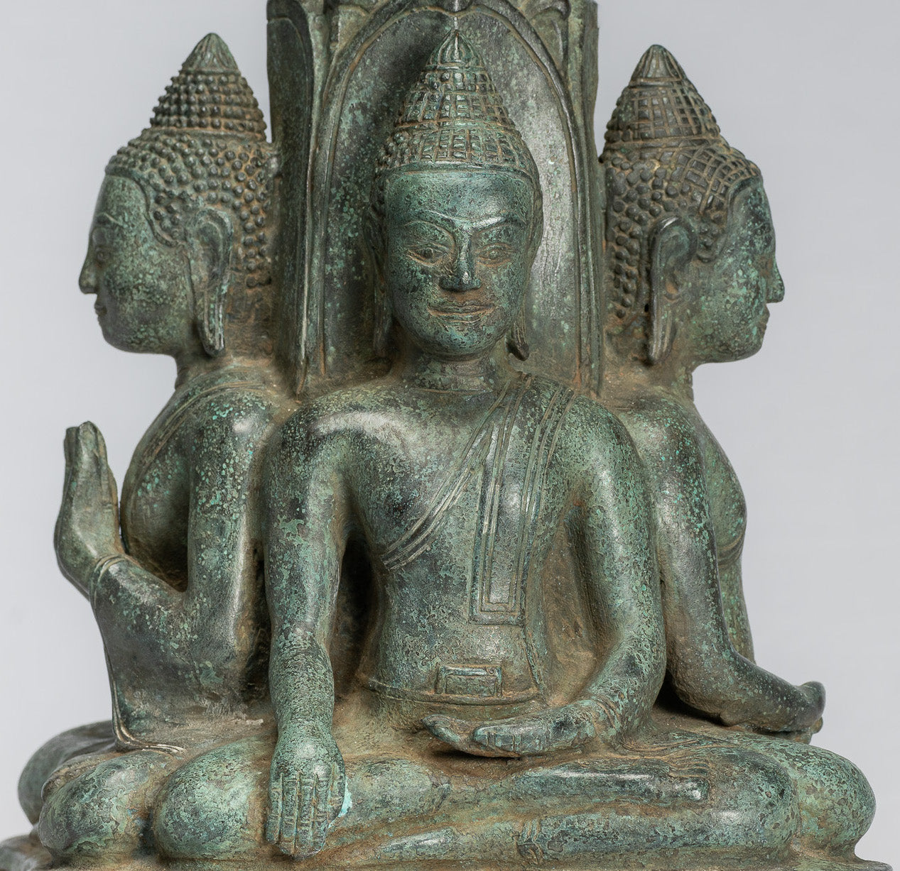 Statue antique de Bouddha à quatre voies en bronze de style khmer d'Asie du Sud-Est - 28 cm/11"