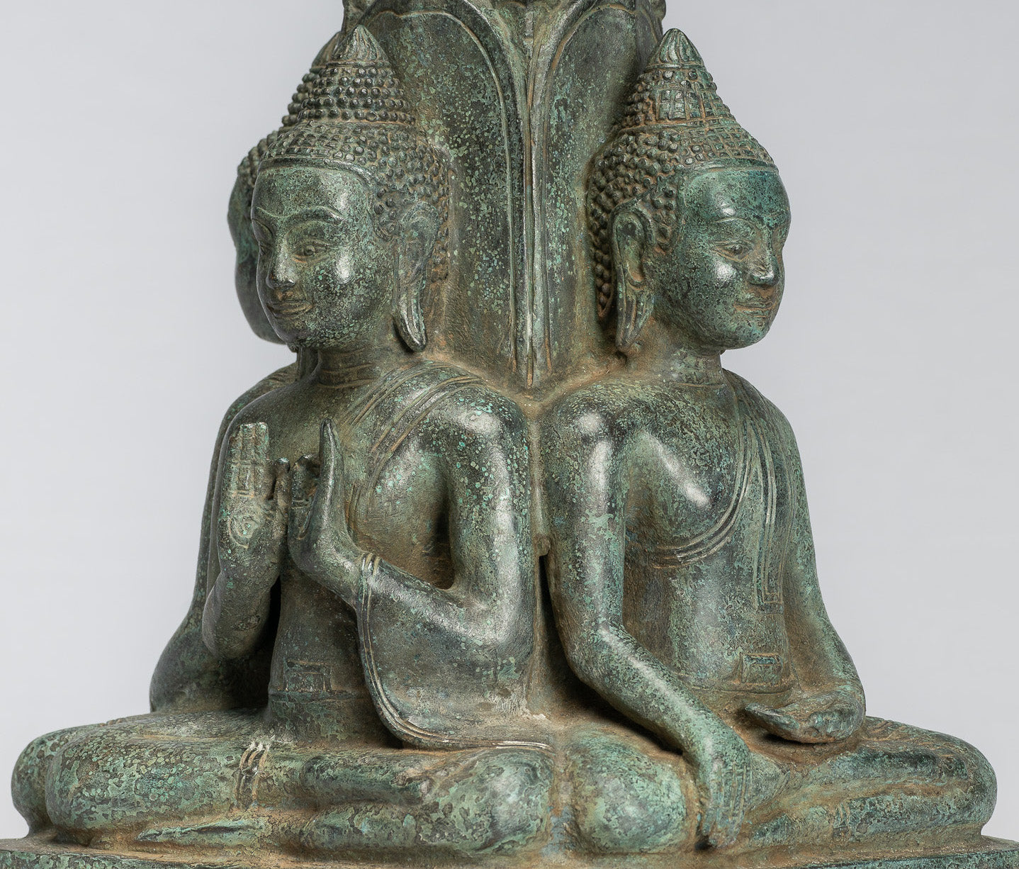 Statue antique de Bouddha à quatre voies en bronze de style khmer d'Asie du Sud-Est - 28 cm/11"