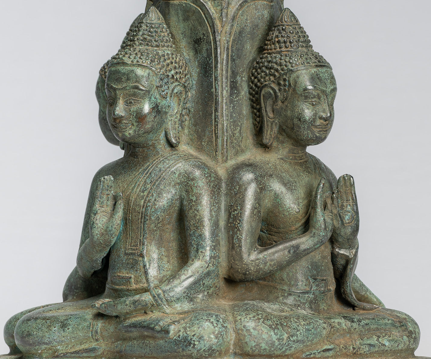 Statue antique de Bouddha à quatre voies en bronze de style khmer d'Asie du Sud-Est - 28 cm/11"