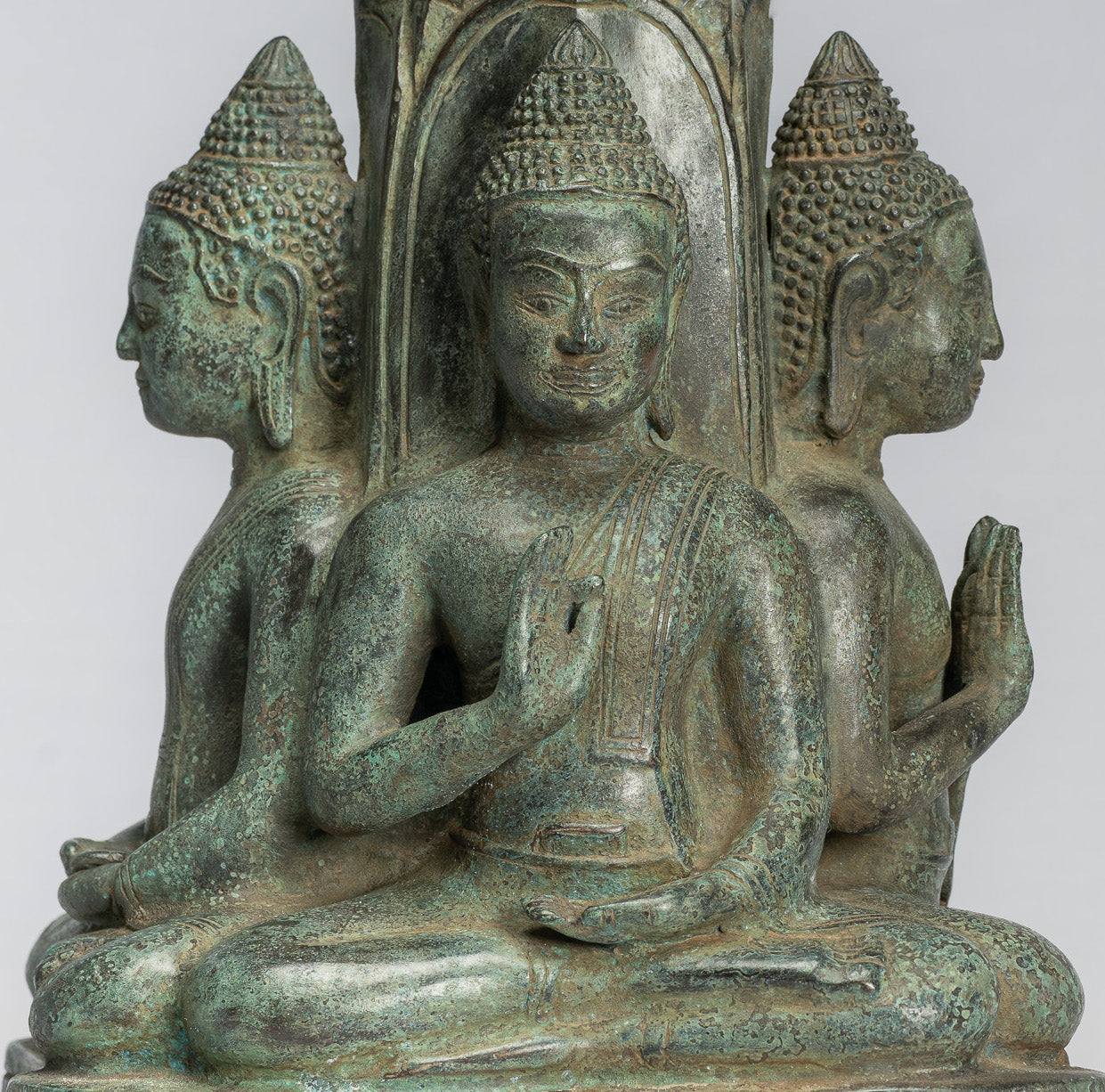 Statue antique de Bouddha à quatre voies en bronze de style khmer d'Asie du Sud-Est - 28 cm/11"