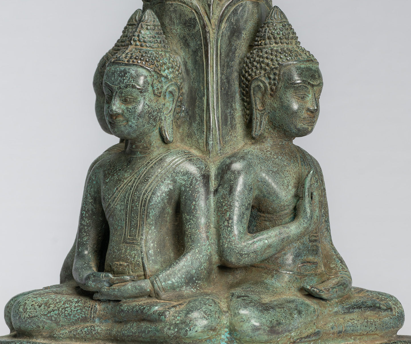 Statue antique de Bouddha à quatre voies en bronze de style khmer d'Asie du Sud-Est - 28 cm/11"