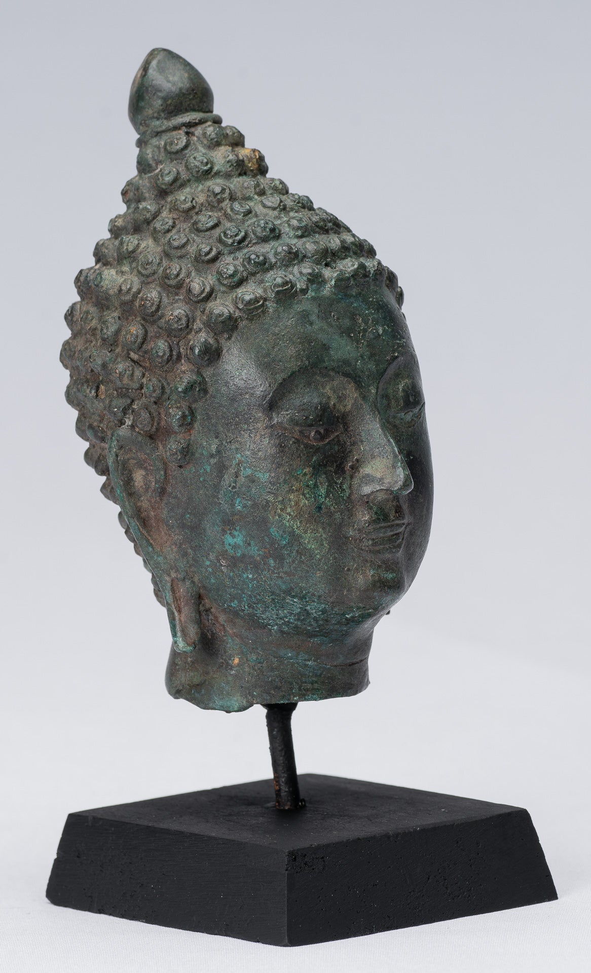 Tête de Bouddha – Tête de Bouddha en bronze montée sur Chiang Saen de style thaïlandais antique – 18 cm/7"