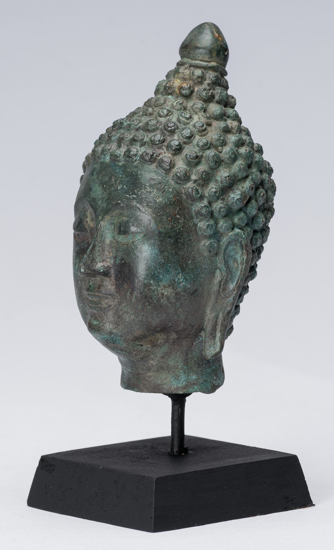 Tête de Bouddha – Tête de Bouddha en bronze montée sur Chiang Saen de style thaïlandais antique – 18 cm/7"