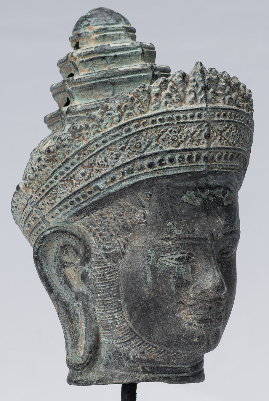 Estatua de Vishnu - Jefe de Khmer Vishnu Montado Vishnu de estilo srei de estilo Srei.