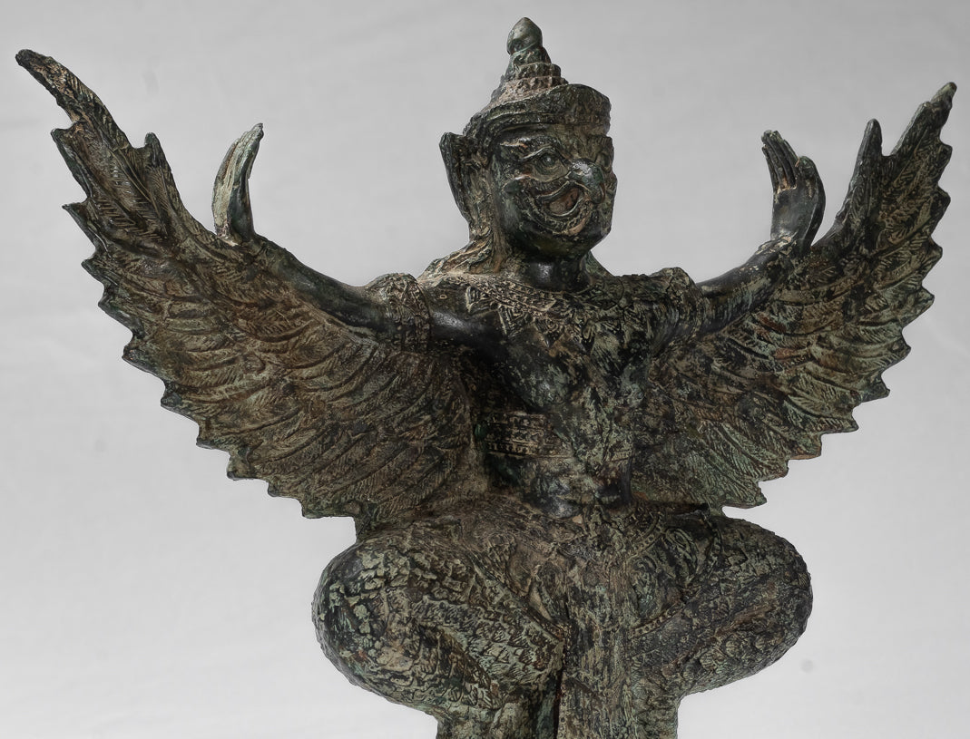 Stehende Vishnu Garuda-Statue aus Bronze im antiken Thai-Stil – 33 cm.