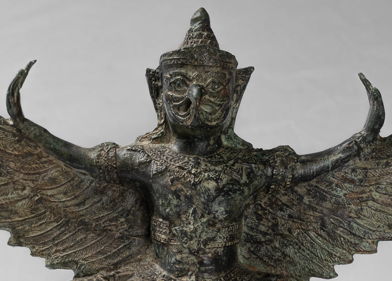 Stehende Vishnu Garuda-Statue aus Bronze im antiken Thai-Stil – 33 cm.