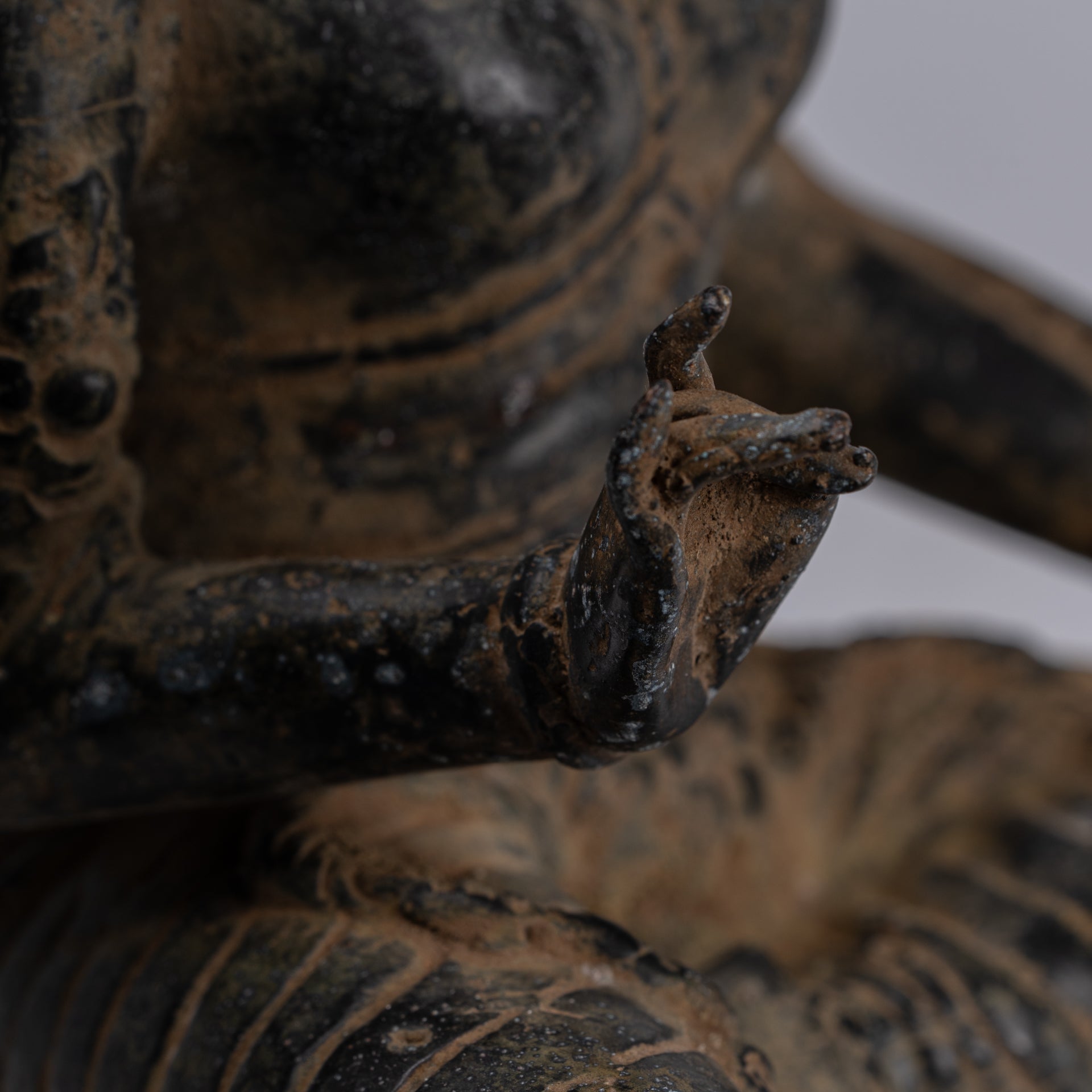 Estatua de Tara - Estatua de Bronce Devi Tara de bronce sentado de Majapahit antiguo de Java - 26 cm/10 "