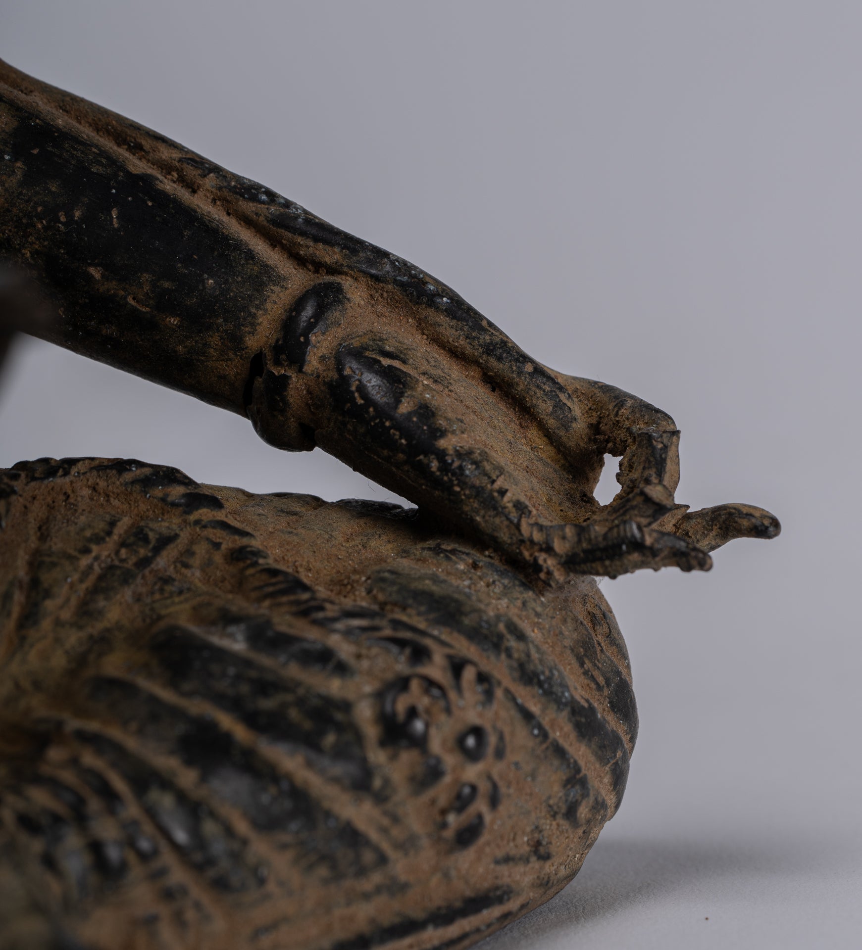 Estatua de Tara - Estatua de Bronce Devi Tara de bronce sentado de Majapahit antiguo de Java - 26 cm/10 "