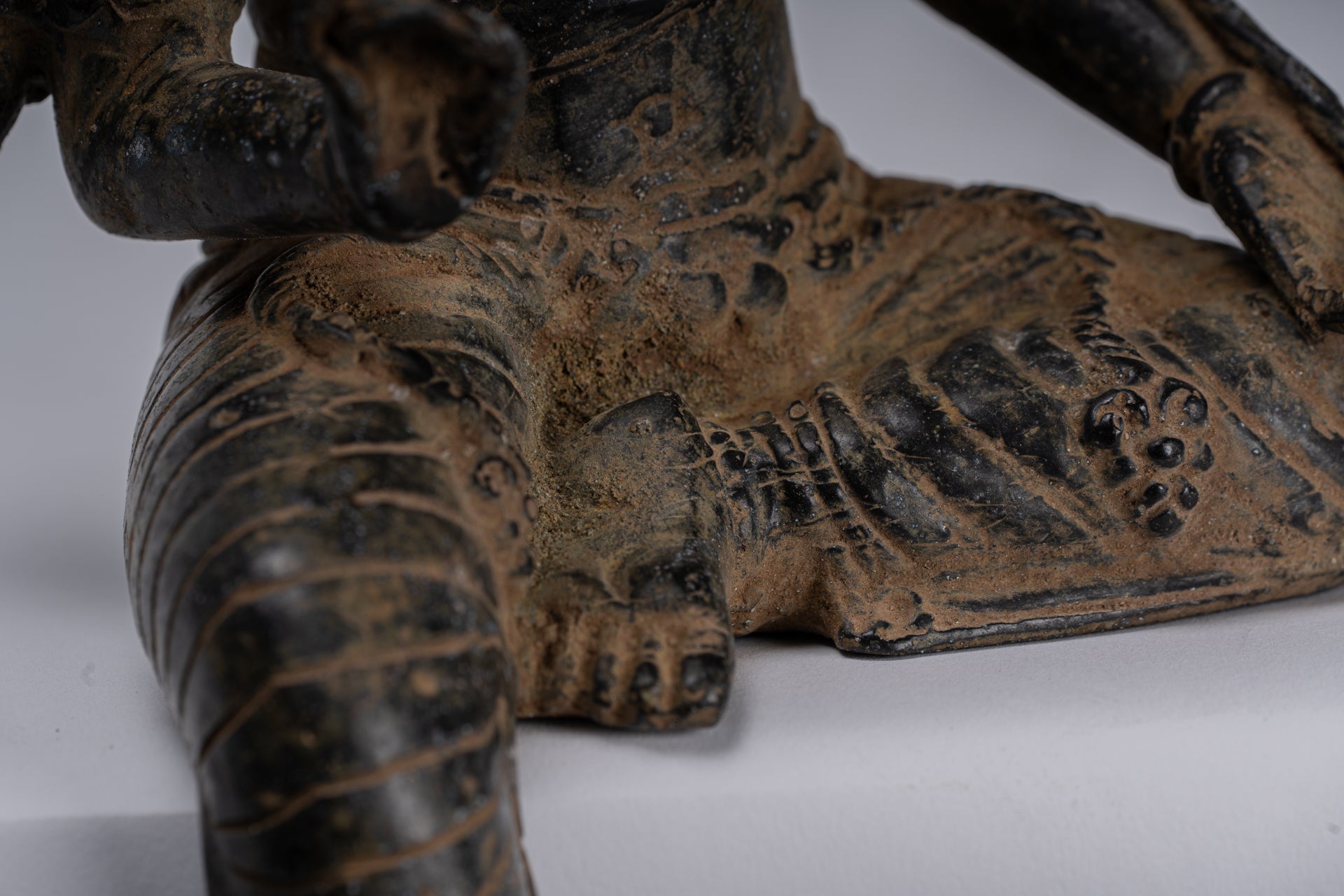 Estatua de Tara - Estatua de Bronce Devi Tara de bronce sentado de Majapahit antiguo de Java - 26 cm/10 "