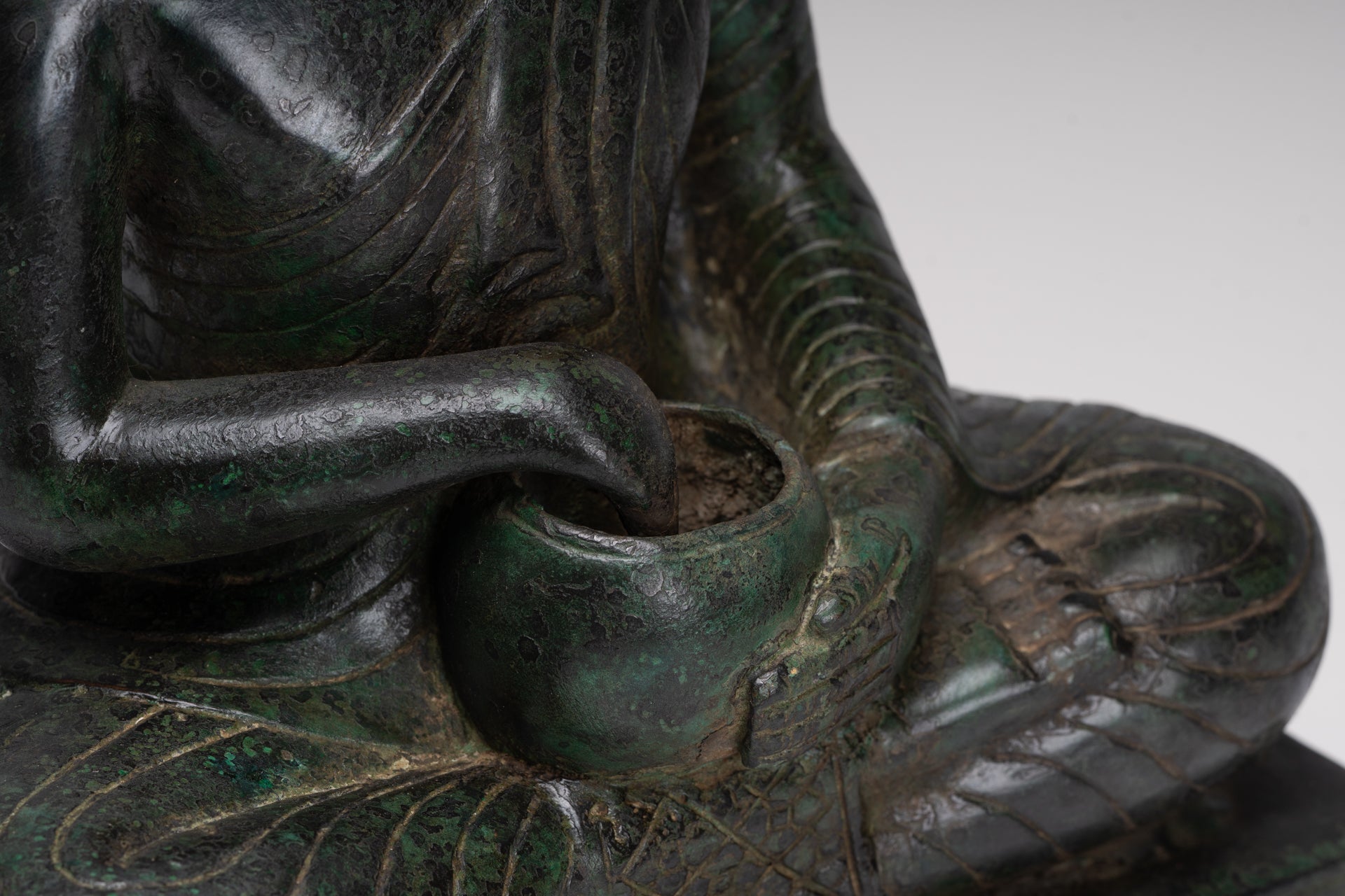 Antike sitzende Mönchsstatue aus Bronze im thailändischen Stil – 33 cm.