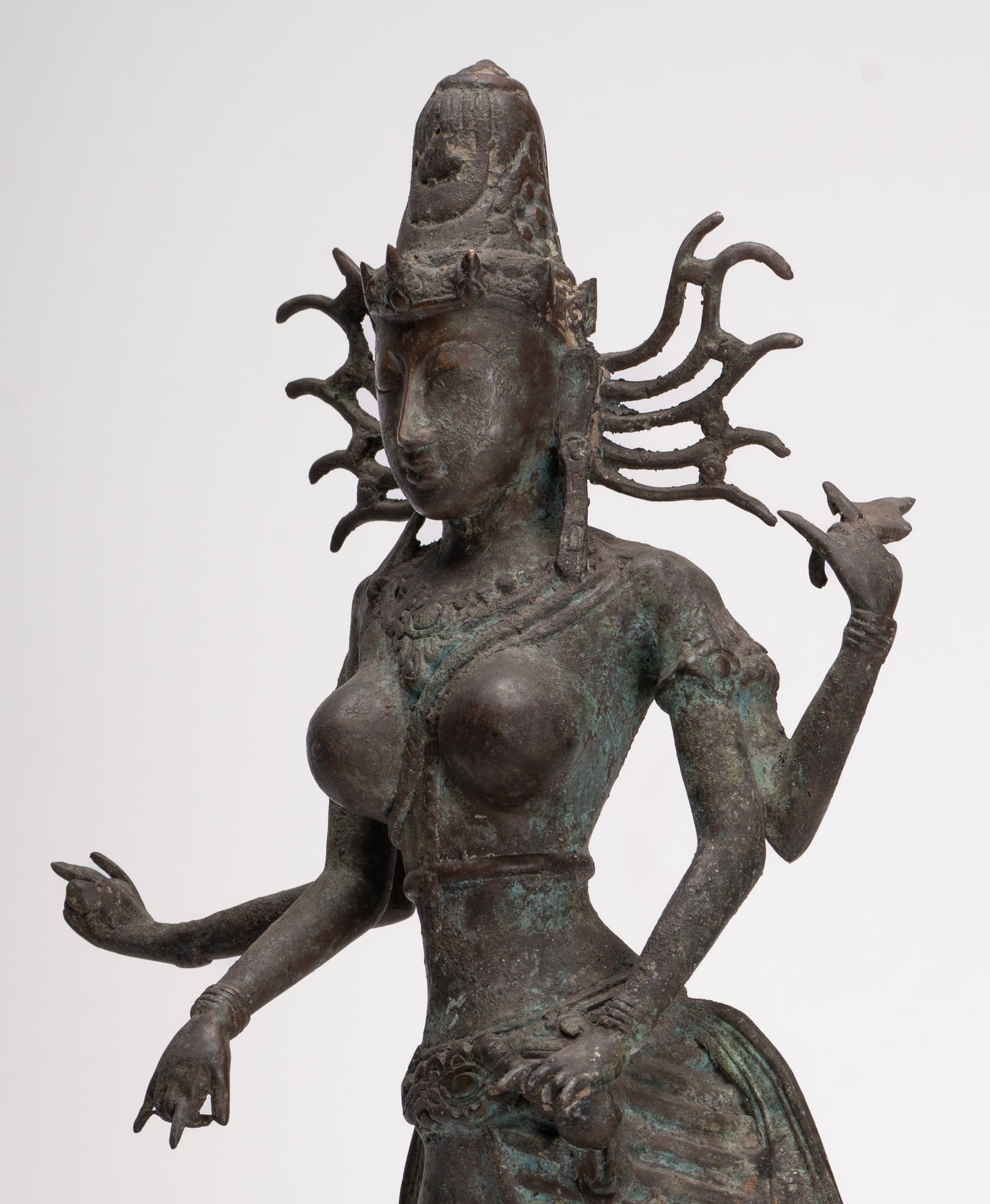 Statua Parvati - Statua Parvati giavanese in bronzo antico in stile indonesiano 58 cm/23"