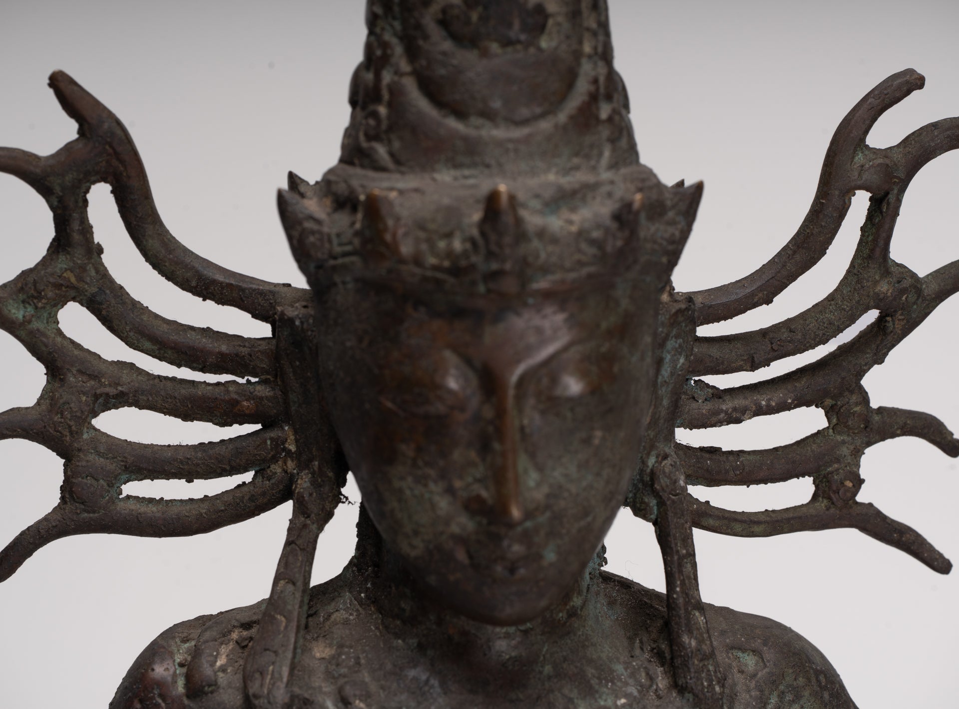 Statua Parvati - Statua Parvati giavanese in bronzo antico in stile indonesiano 58 cm/23"
