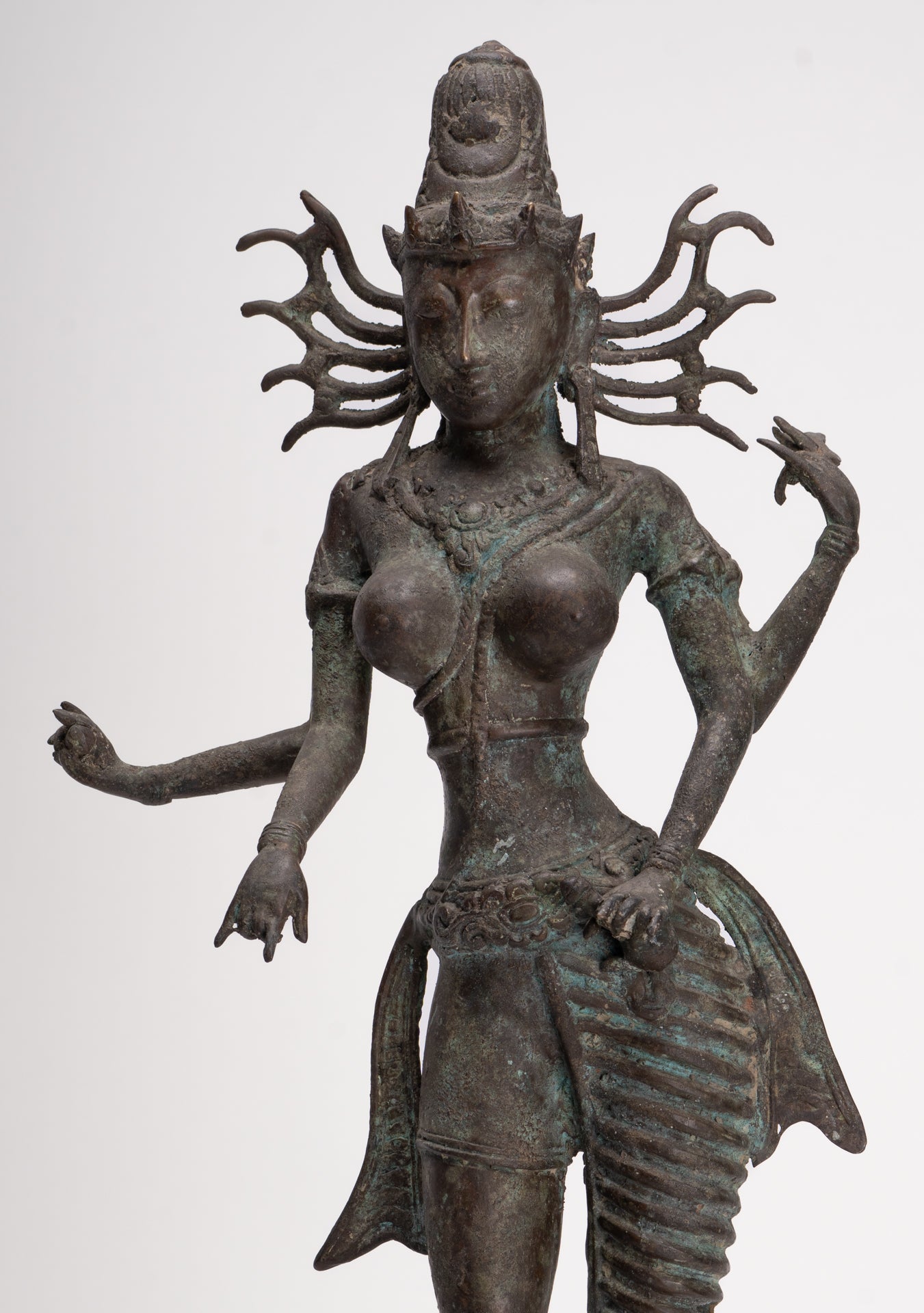 Statua Parvati - Statua Parvati giavanese in bronzo antico in stile indonesiano 58 cm/23"