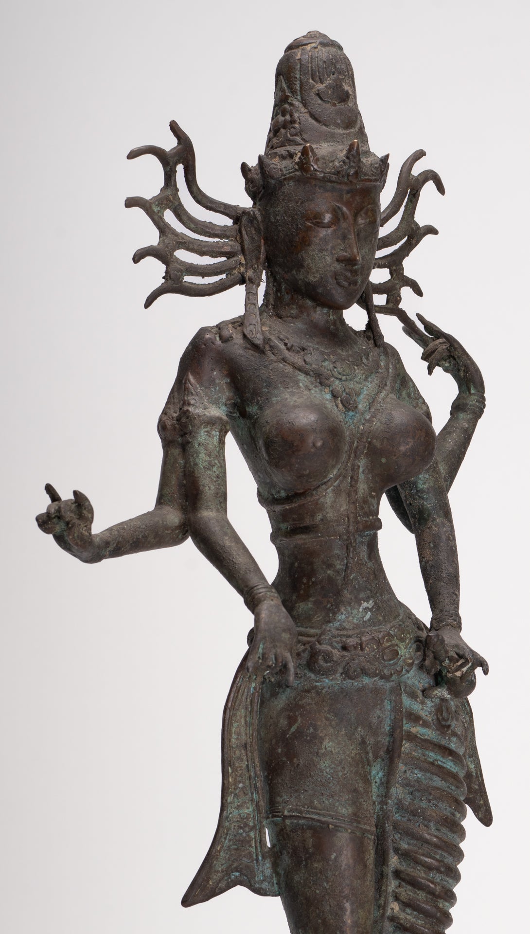 Statua Parvati - Statua Parvati giavanese in bronzo antico in stile indonesiano 58 cm/23"