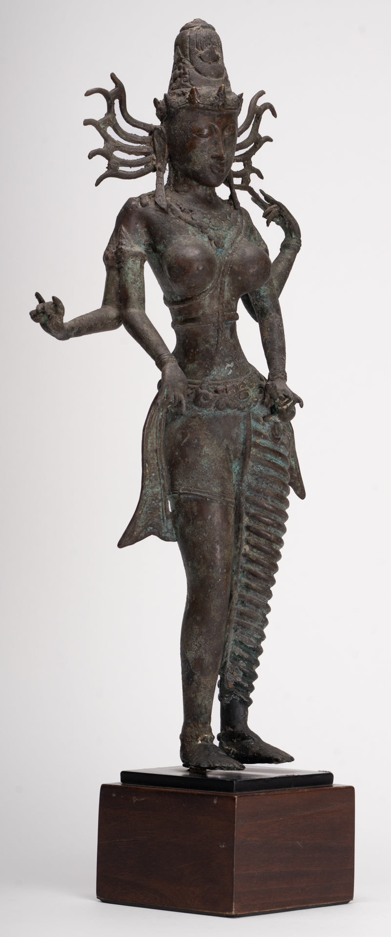 Statua Parvati - Statua Parvati giavanese in bronzo antico in stile indonesiano 58 cm/23"