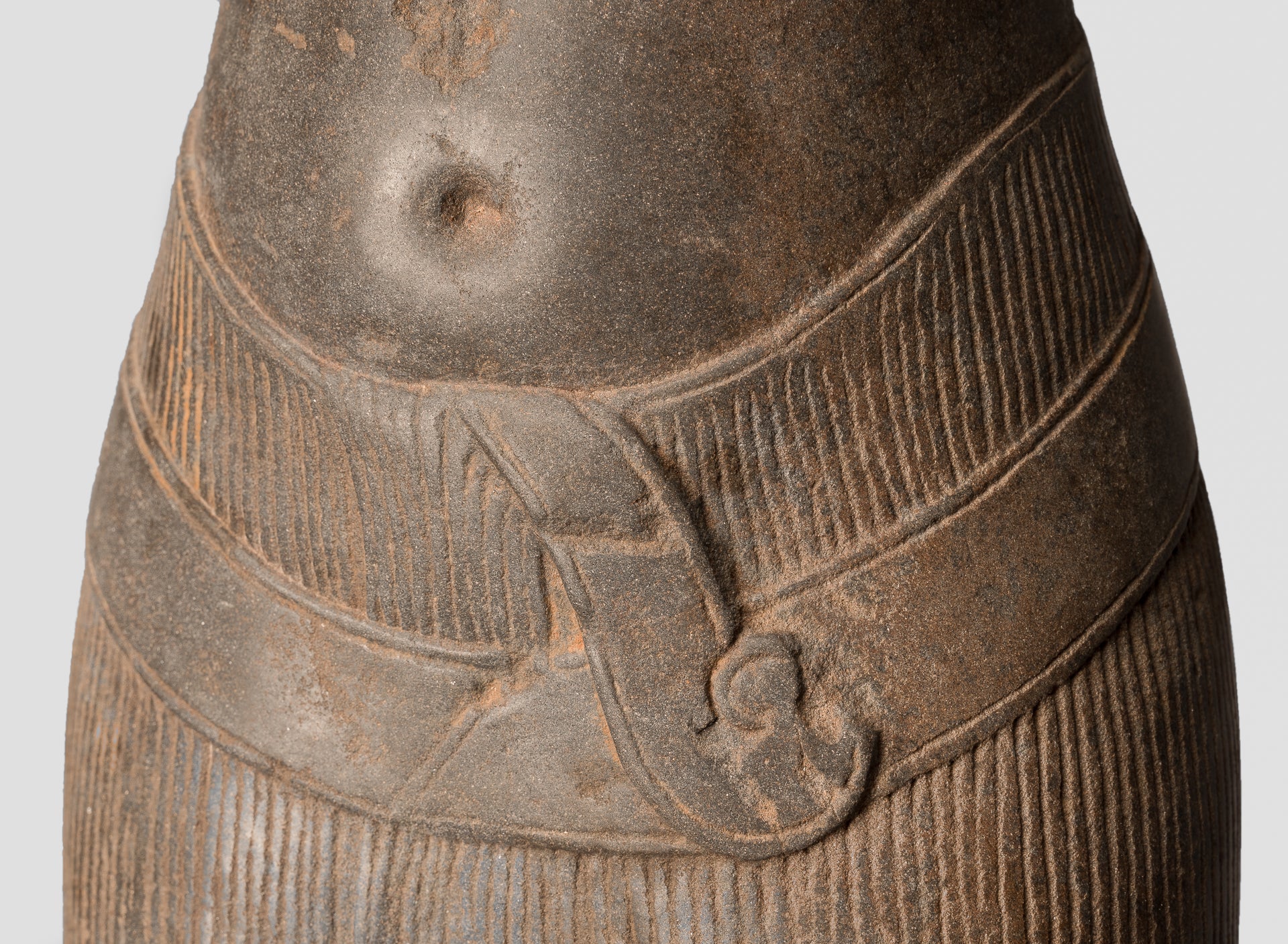 Statua della divinità - Antique Khmer Style Bantey Srei Stone Prajnaparamita Statua / Dea - 107cm / 43 "